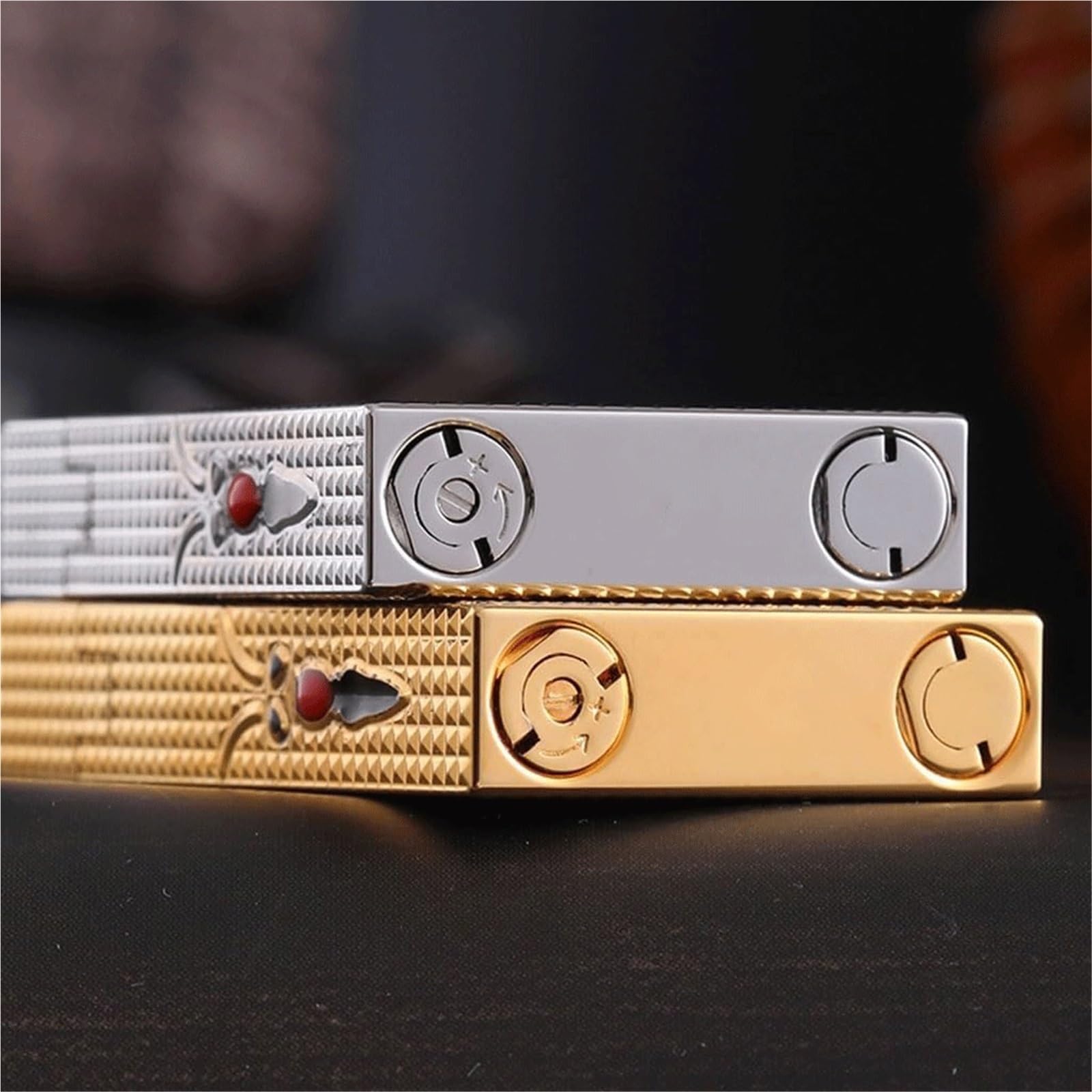 Butanfeuerzeug aus reinem Kupfer, klassischer Flip-Top mit weicher Flamme, handgraviert, seitliche Zündung, wiederverwendbar, geeignet for Sammlung/Geschäft/Geschenk(Gold)