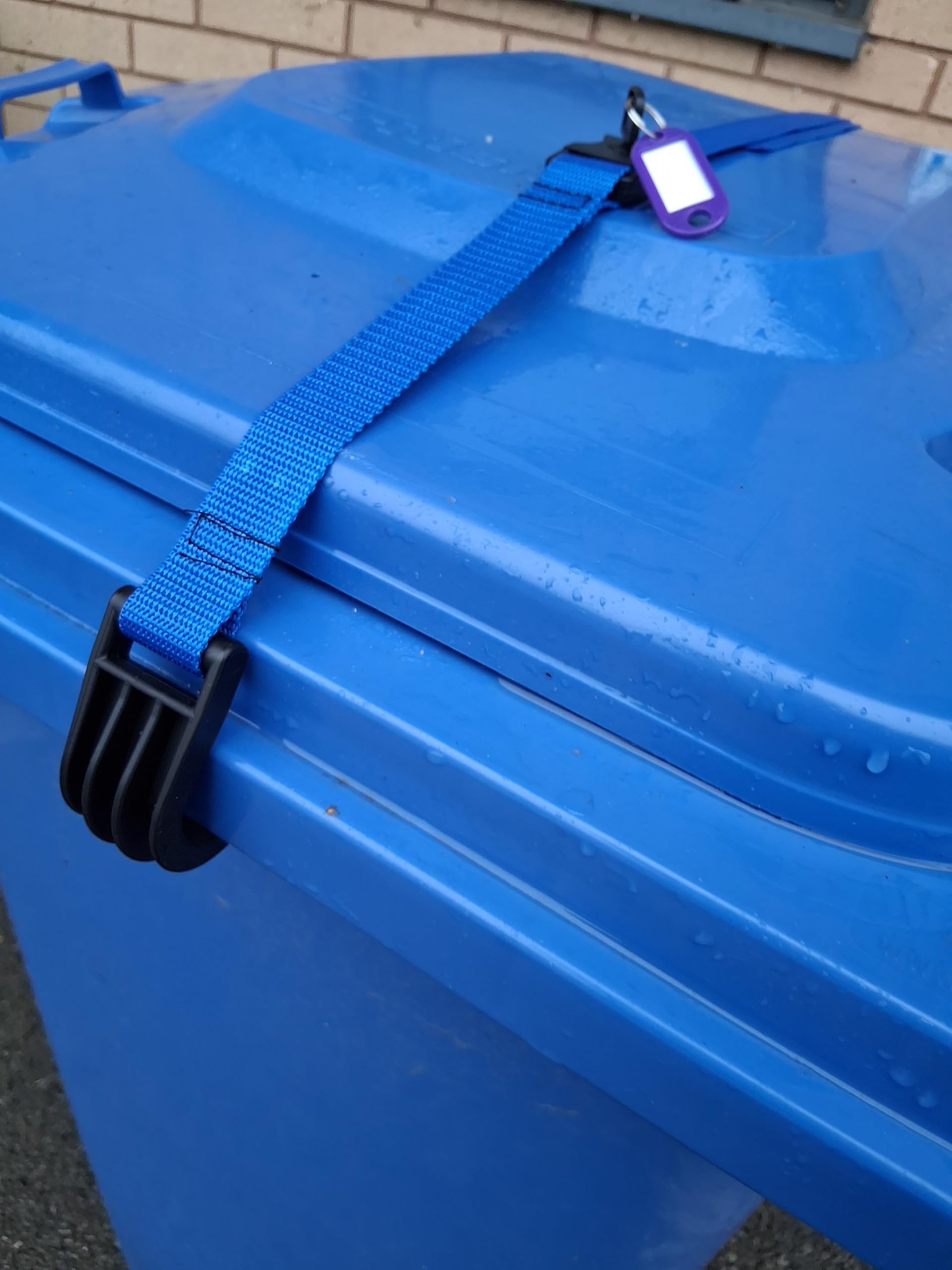 Oasis LocStrap x 1. (BLUE) Lockable strap for wheelie bins, Enhanced security to keep out neighbours and wildlife, for use in high winds and storms. Reduces theft from wheelie bin