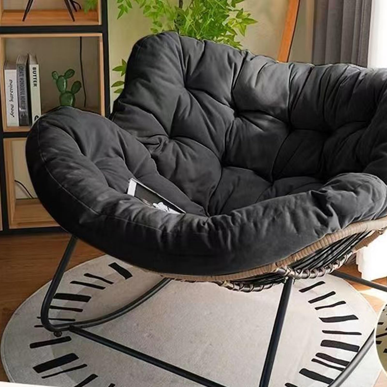Fauteuil de terrasse rembourré et son pouf pour vos moments de détente au soleil