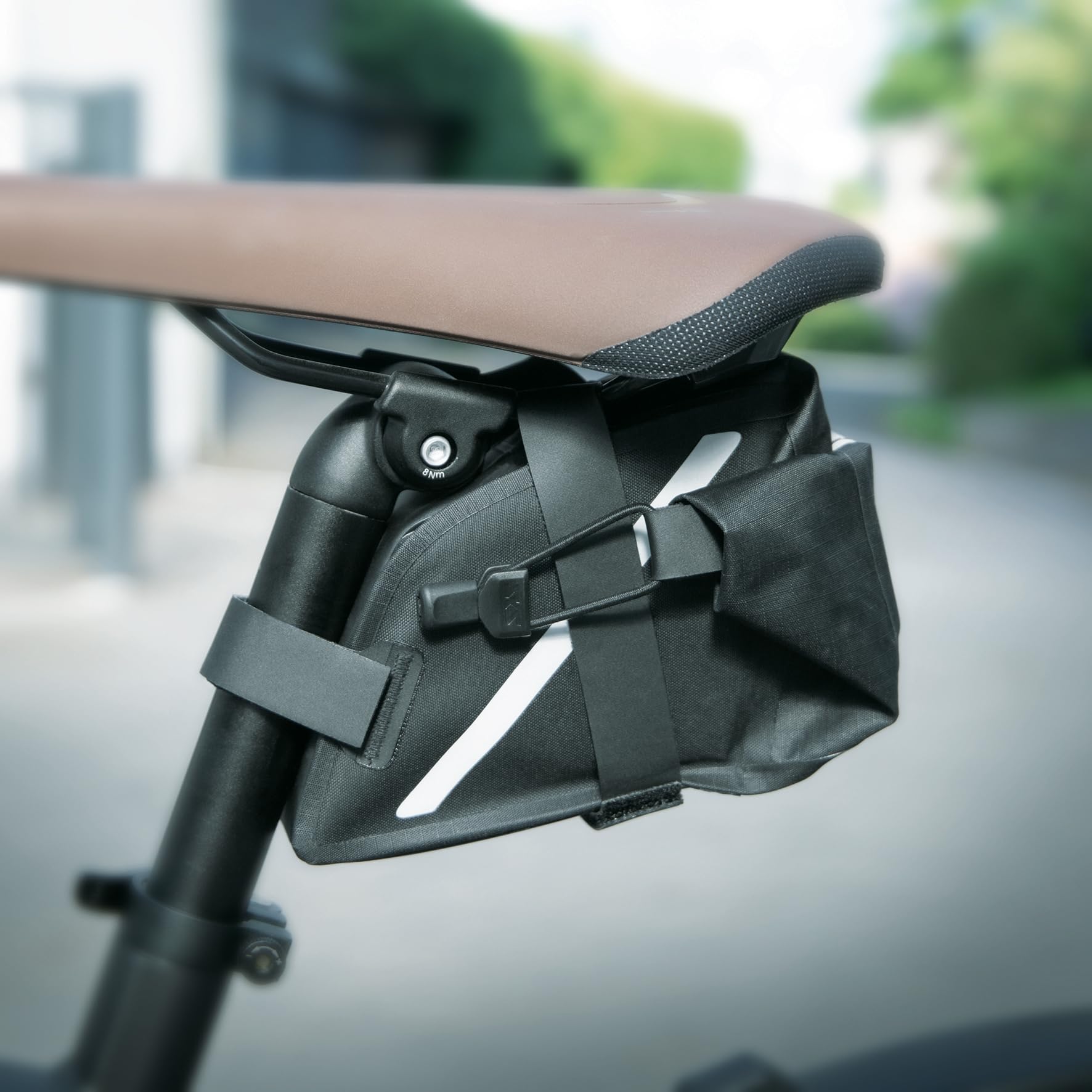 SKS GERMANY Trail Saddle Bag L torba podsiodłowa na rowery (torba rowerowa, odporna na rozpryskiwanie, zamknięcie na rolce, dla rowerzystów górskich i grawitacyjnych, odblaskowe uchwyty), czarna | Torba rowerowa, odporna na rozpryskiwanie, zamknięcie na r