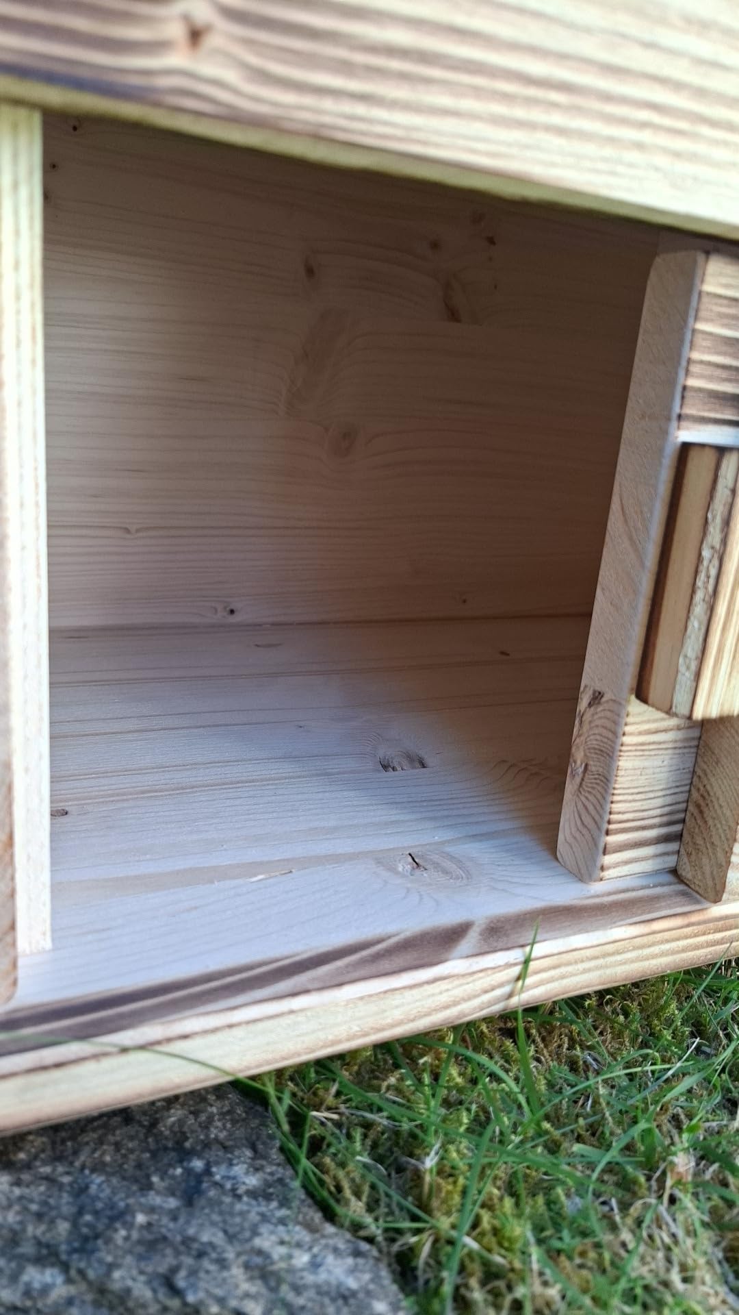 Maison pour tortue avec entrée fermable, fond et toit amovible en bois massif de sapin de 18 mm d’épaisseur flammé (SK01G)
