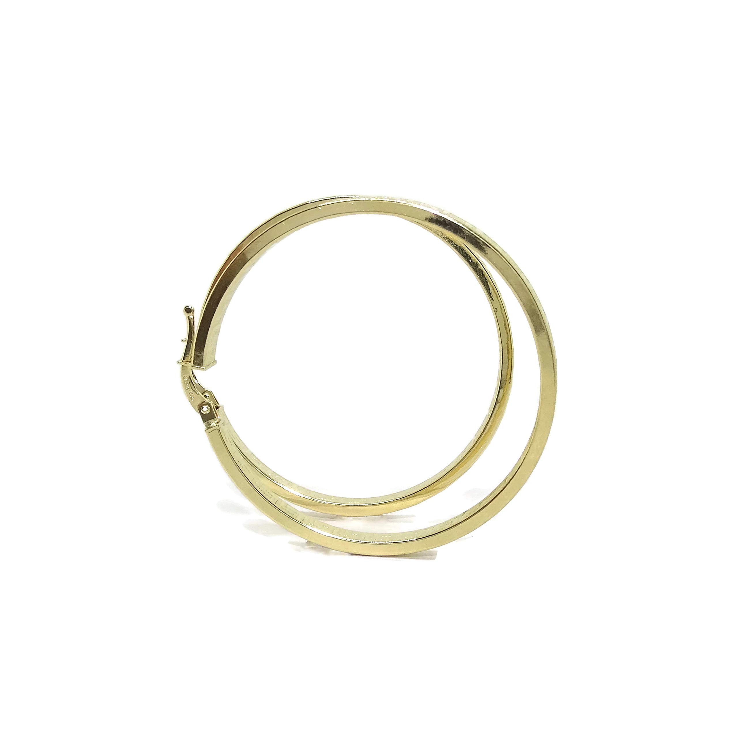 Pendientes de aro de oro amarillo de 18k con greca, tubo cuadrado de 4mm y 4.40cm de diámetro exterior. Cierre fácil click. Peso; 3.90 gr de oro de 1ª Ley