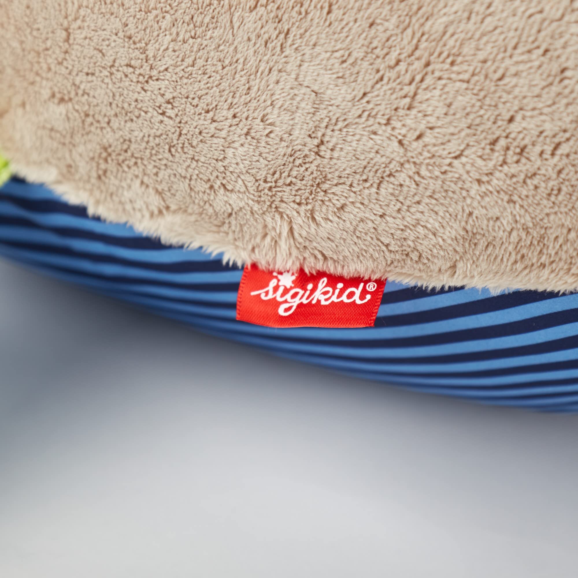 SIGIKID 42918 Babyspielzeug XXL Wal, PlayQ Lernspielzeug, Kissen-Plüschtier mit Vibrationrassel, Beißring, Rassel, Spiegel, Knisterfolie, für Babys & Kinder ab 3 Monaten, Grau/Wal 52 cm