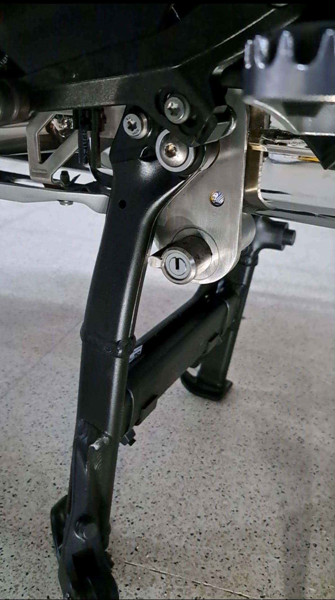 BLOCK BRAKE - ANTIFURTO MECCANICO BLOCCA CAVALLETTO CENTRALE PER MOTO BMW R 1300 GS E ADVENTURE IN ACCIAIO INOX E CHIAVE CODIFICATA