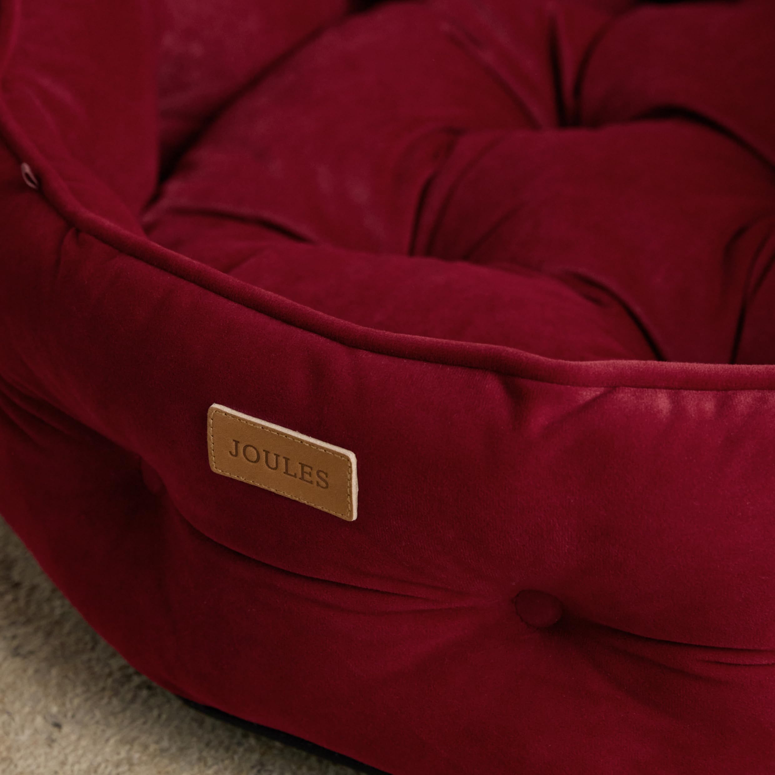 Rosewood x Joules - Cama Chesterfield para Mascotas, Grande, Cama de Terciopelo de Lujo para Perro con Base Antideslizante, Acolchado Adicional y cojín de Apoyo, diseño Elegante Inspirado en el sofá