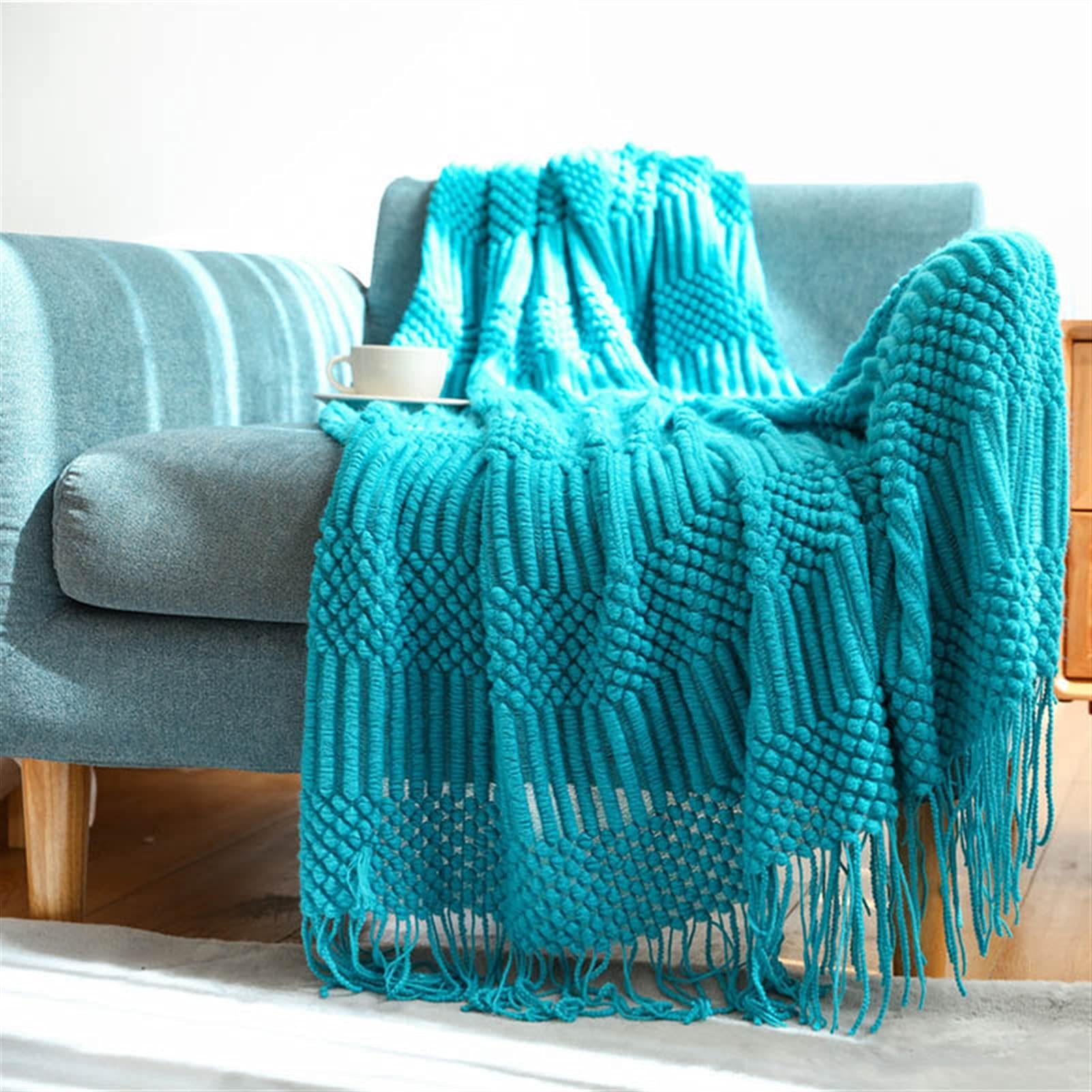 Couverture canapé frileux résolu avec ce plaid nordique bleu souple et chaud