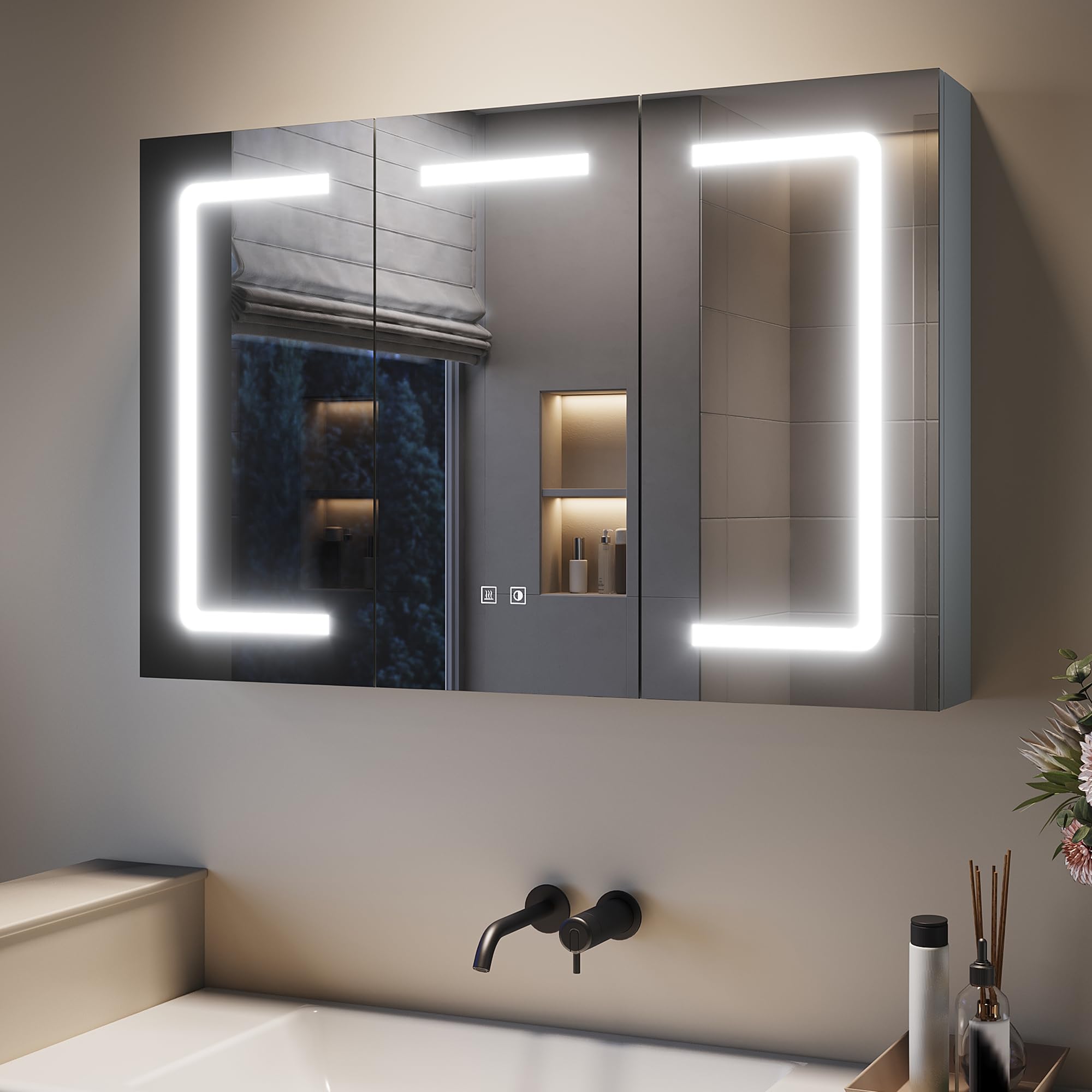 SONNI Szafka z lustrem LED, 90 x 60 cm, 3 drzwi, szafka łazienkowa z lustrem w pełni zmontowana, gniazdko elektryczne i ochrona przed zaparowaniem, przyciemniane światło otoczenia