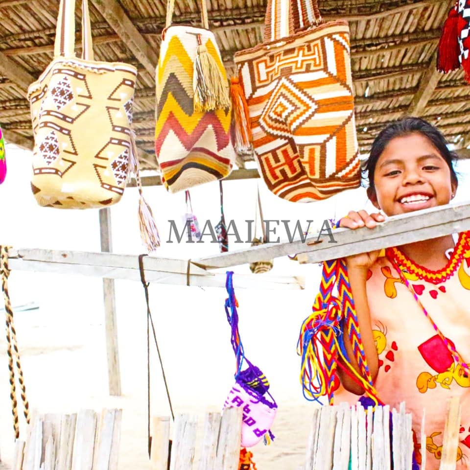Miniatura 4 de Mini Mochila Wayuu 100% colombian original premium handmade bag special geometric designs exclusive for any occasion with rhinestones (Gold)