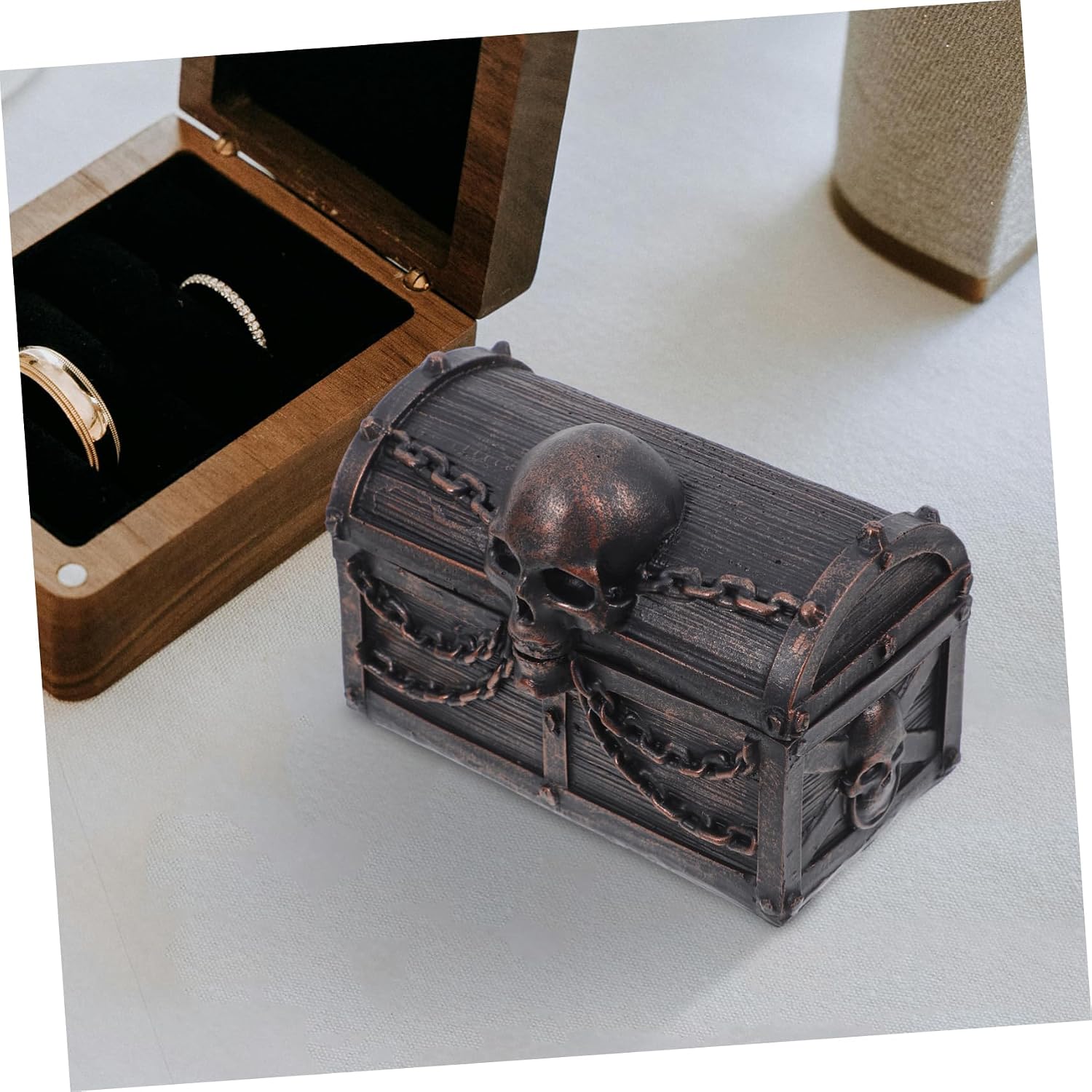 Skull Treasure Chest Jewelry Trinket Box Multifunctional Resin Organizer for Halloween Desktop Decoration Compact Keepsake Storage for Small Items Unique Skull Design and Easy