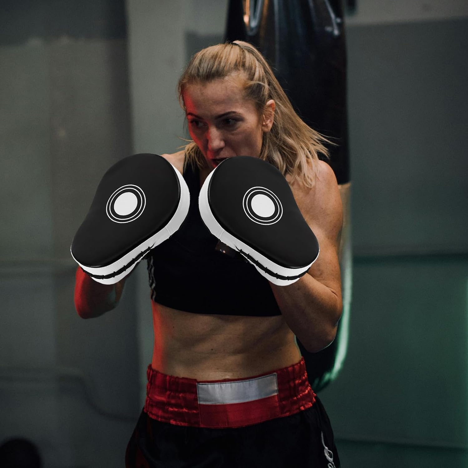 Boxing Curved Focus Punching Pads Mitts Handheld Shock Absorption Pu Material Hand Target for Trainer's Hands and User's Fists Training in Group Scenarios