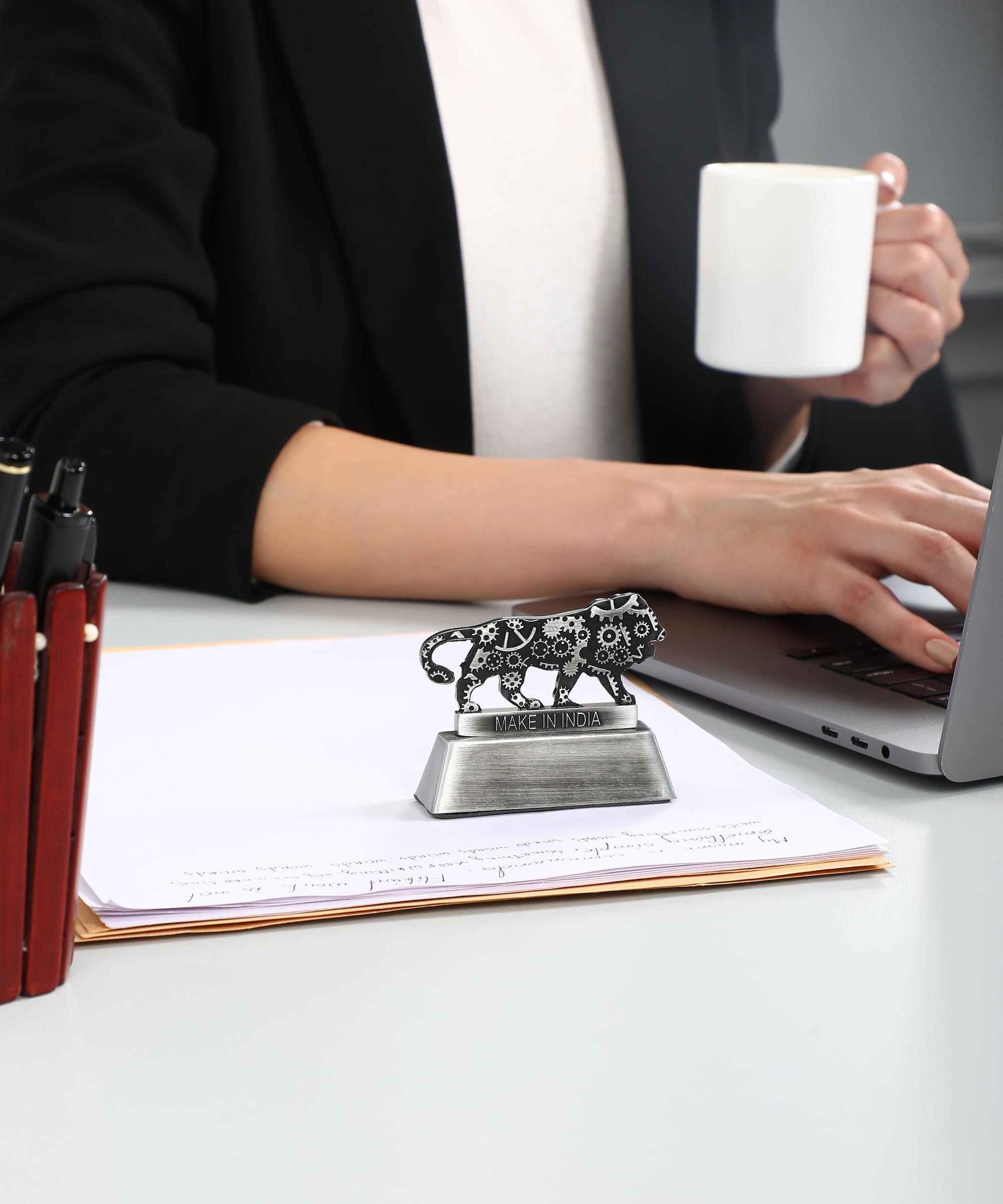 ZAHEPA Metal Lion Paperweight for Office Table, Stylish Desk Accessory & Desktop Decor, Patriotic Decorative Showpiece Item Gift for Men, Professionals, Students & Corporate (Black)