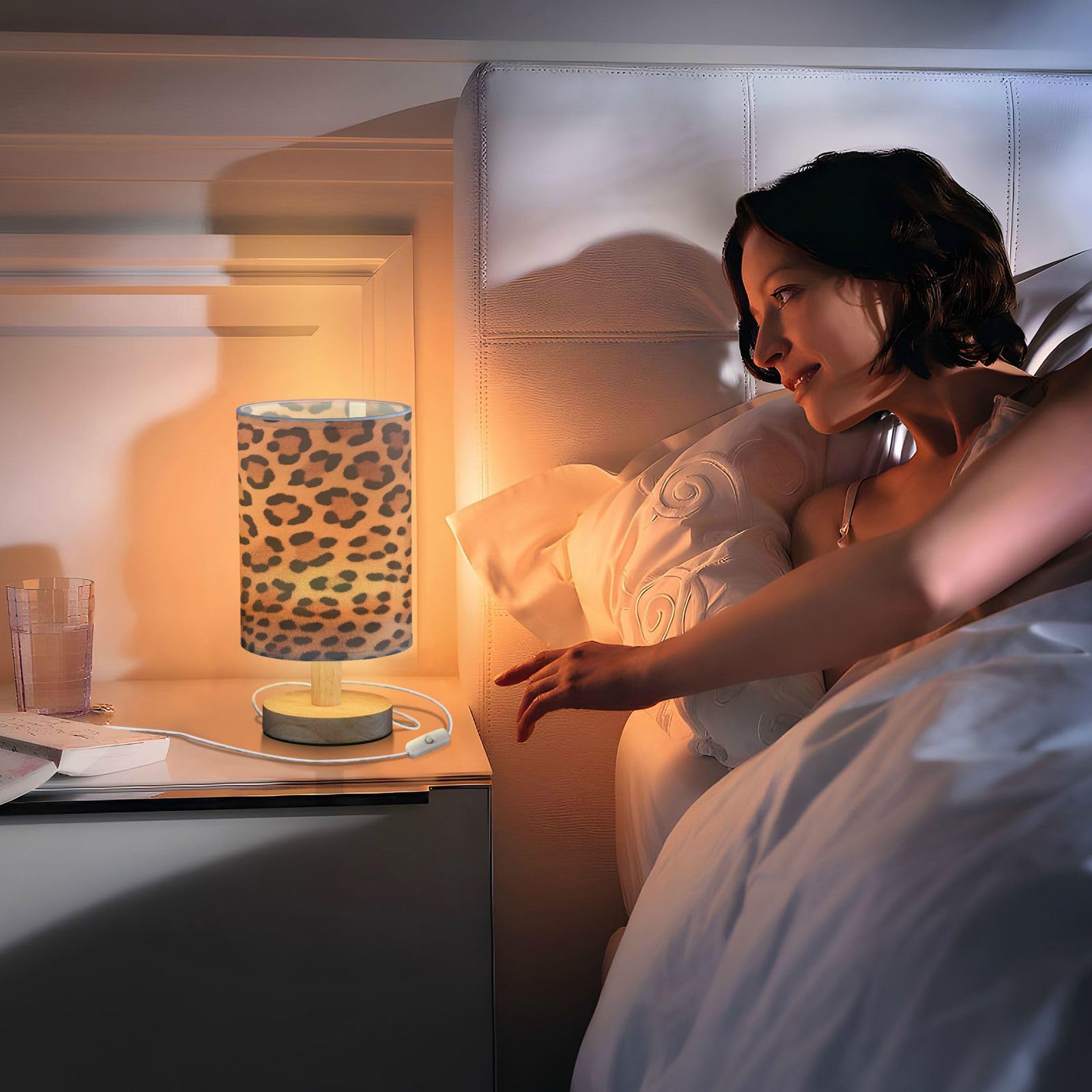 Lampa biurkowa LED USB z nadrukiem lamparta, mała lampka nocna z antypoślizgową drewnianą podstawą, cień, do salonu, sypialni, akademika, stylowe i funkcjonalne oświetlenie