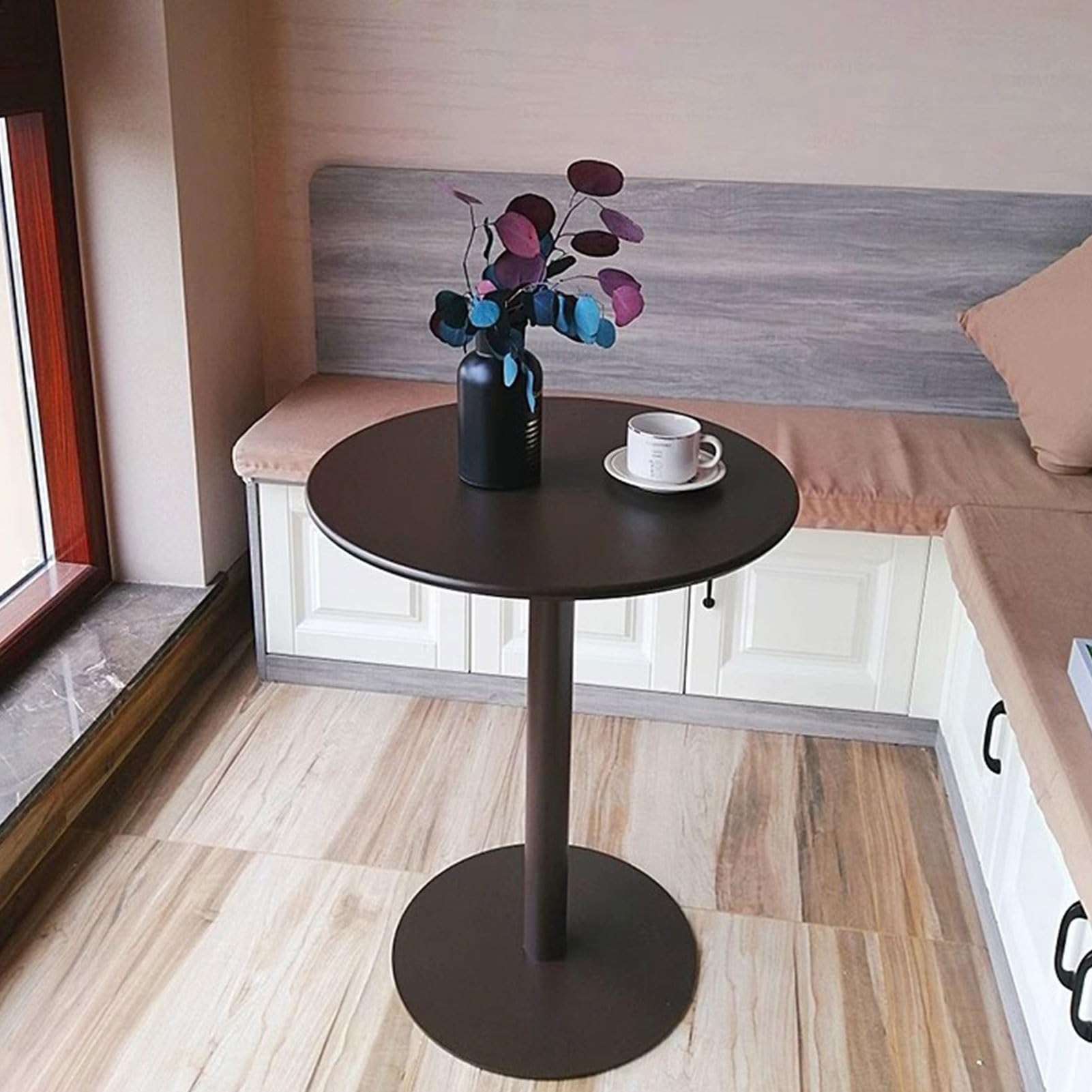 Mesa de bar de metal que ahorra espacio en salones pequeños y balcones estrechos
