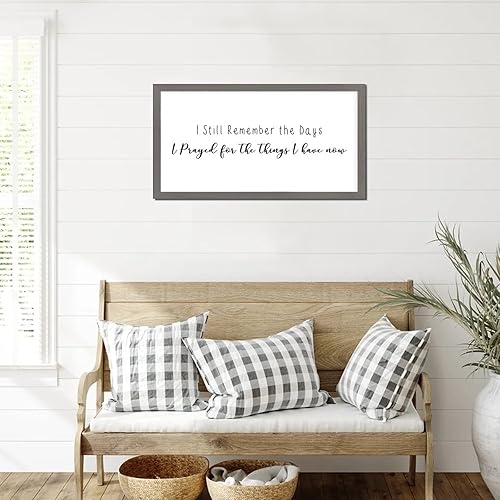 Vista 197 de Letrero enmarcado de madera con frases inspiradoras con versículo bíblico, con texto en inglés "I Still Remember the Days I Prayed for the Things I