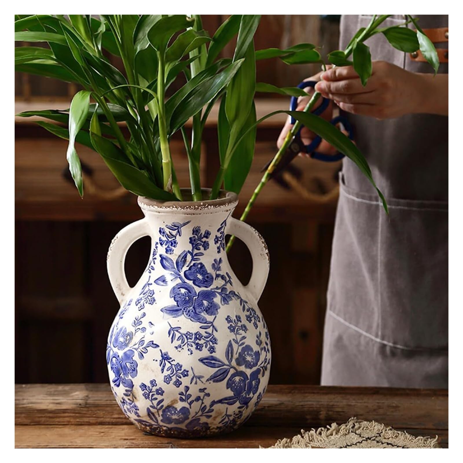 Vase en détresse bleu et blanc avec finitions rétro rustiques style pichet de ferme