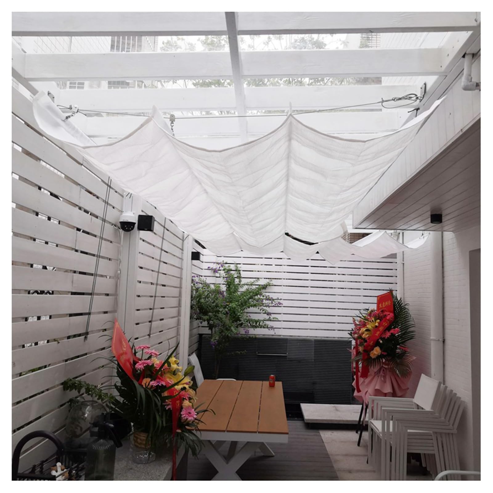 Pare-soleil rétractable en forme de U pour ombrager une terrasse