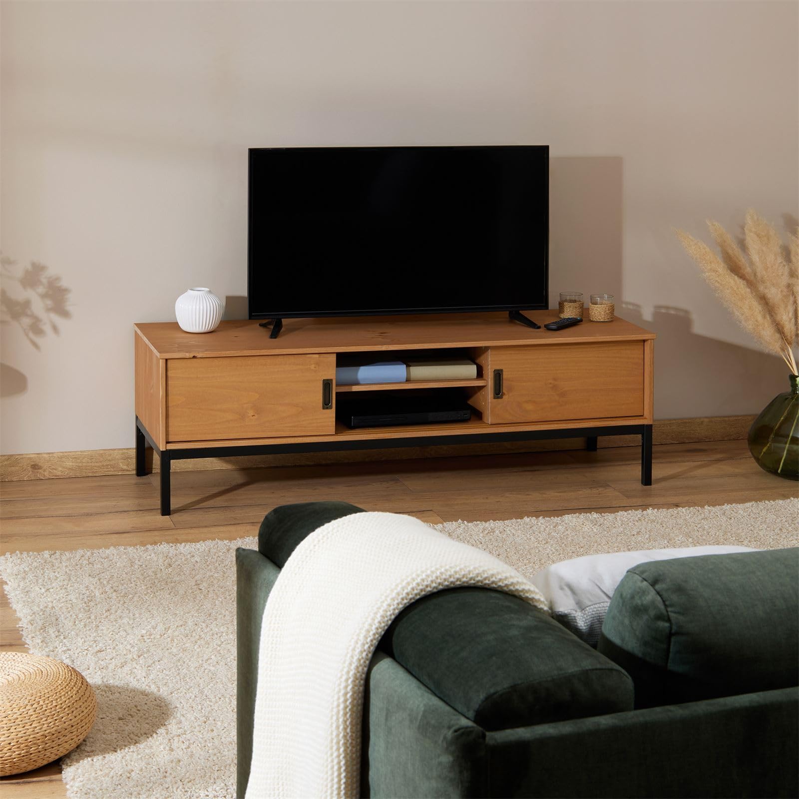 IDIMEX Lowboard TV Möbel Selma, Fernsehtisch Fernsehschrank im Industrial Design mit 2 Schiebetüren 1 offenes Fach, Kiefer massiv, gebeizt/gewachst