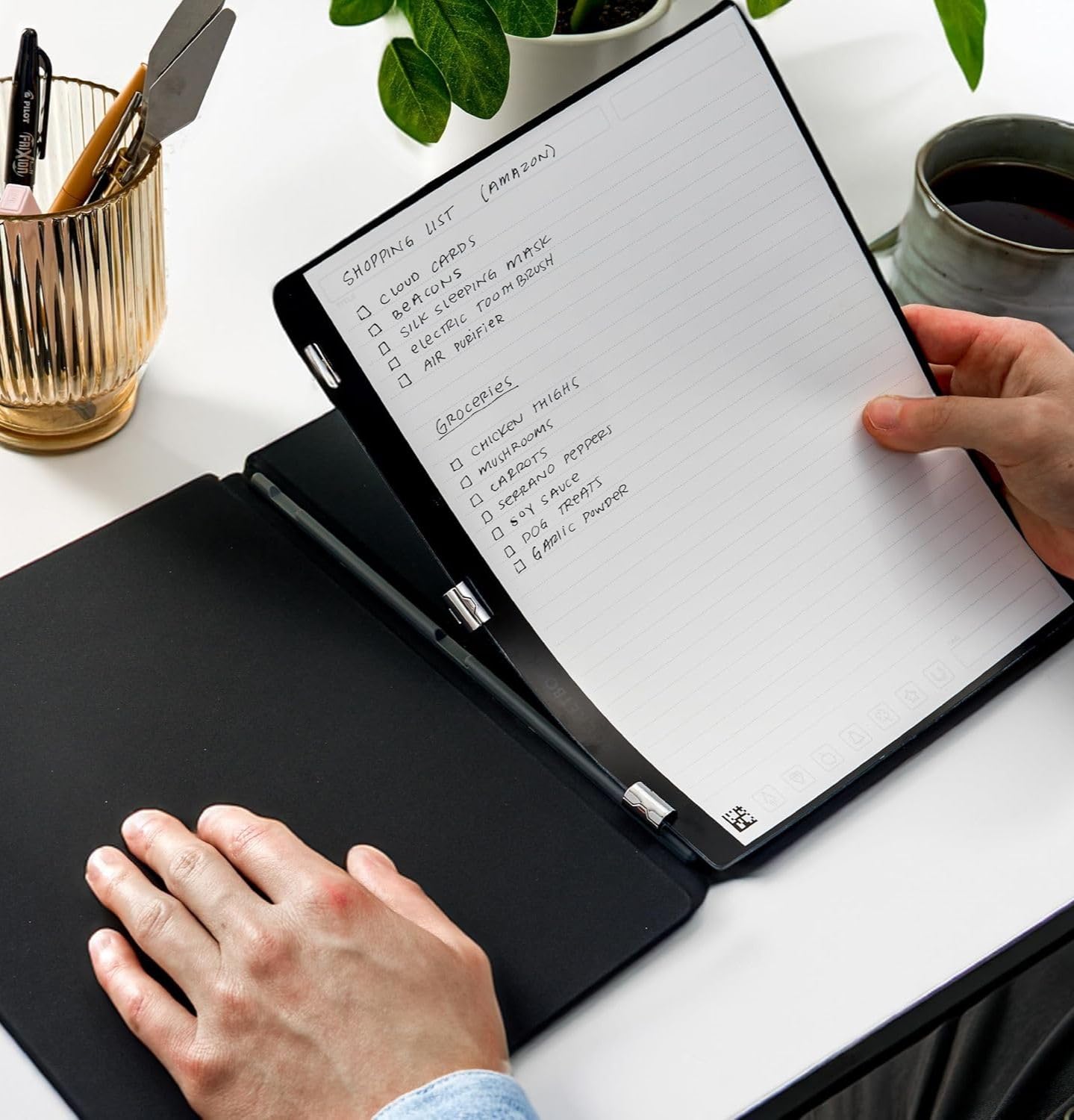 Rocketbook Carnet de notes numérique réutilisable – Carnet intelligent A5 noir, 20 pages, reliure à spirales, papier pointillé et ligné, couverture en cuir vegan avec stylo effaçable Frixion