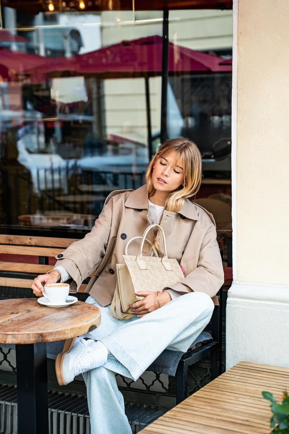 reisenthel daily shopper XS – Die kleinere Version unseres modernen, stromlinienförmigen Shoppers – eine praktische rechteckige Crossbody-Handtasche.