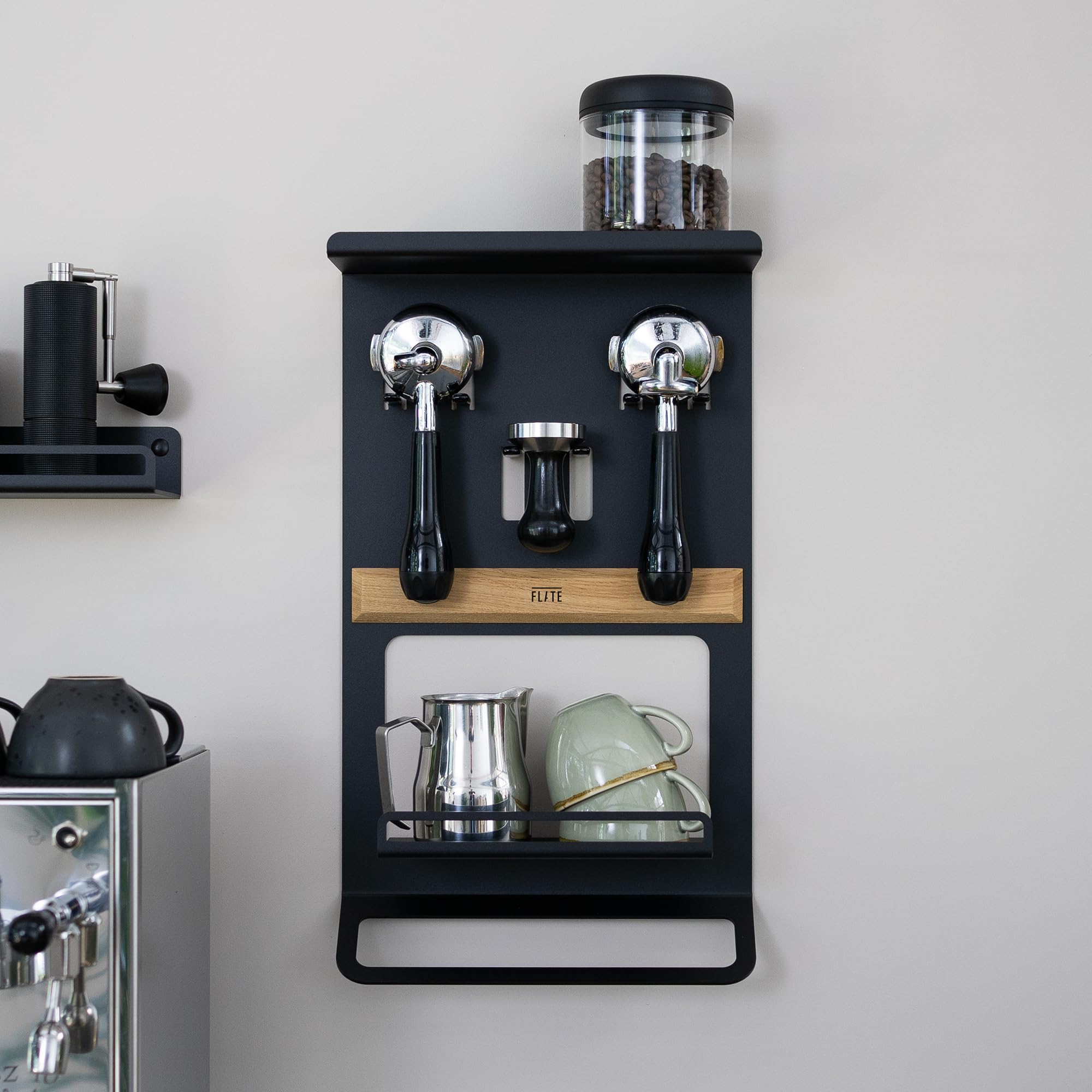 FLATE Barista Regal für Siebträger, Tamper und Barista Zubehör in schwarz (Wandhalterung für Kaffeezubehör)