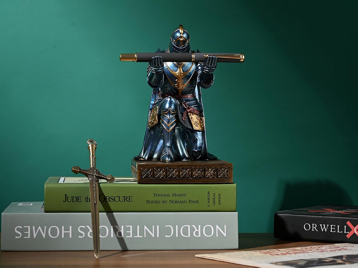 King's Guard Leader Cloak Warrior Knight Pen Holder Mobile Phone Stand, Ornament Knight Statue, Pen Stand Paperweight for Office and Home (Blue)