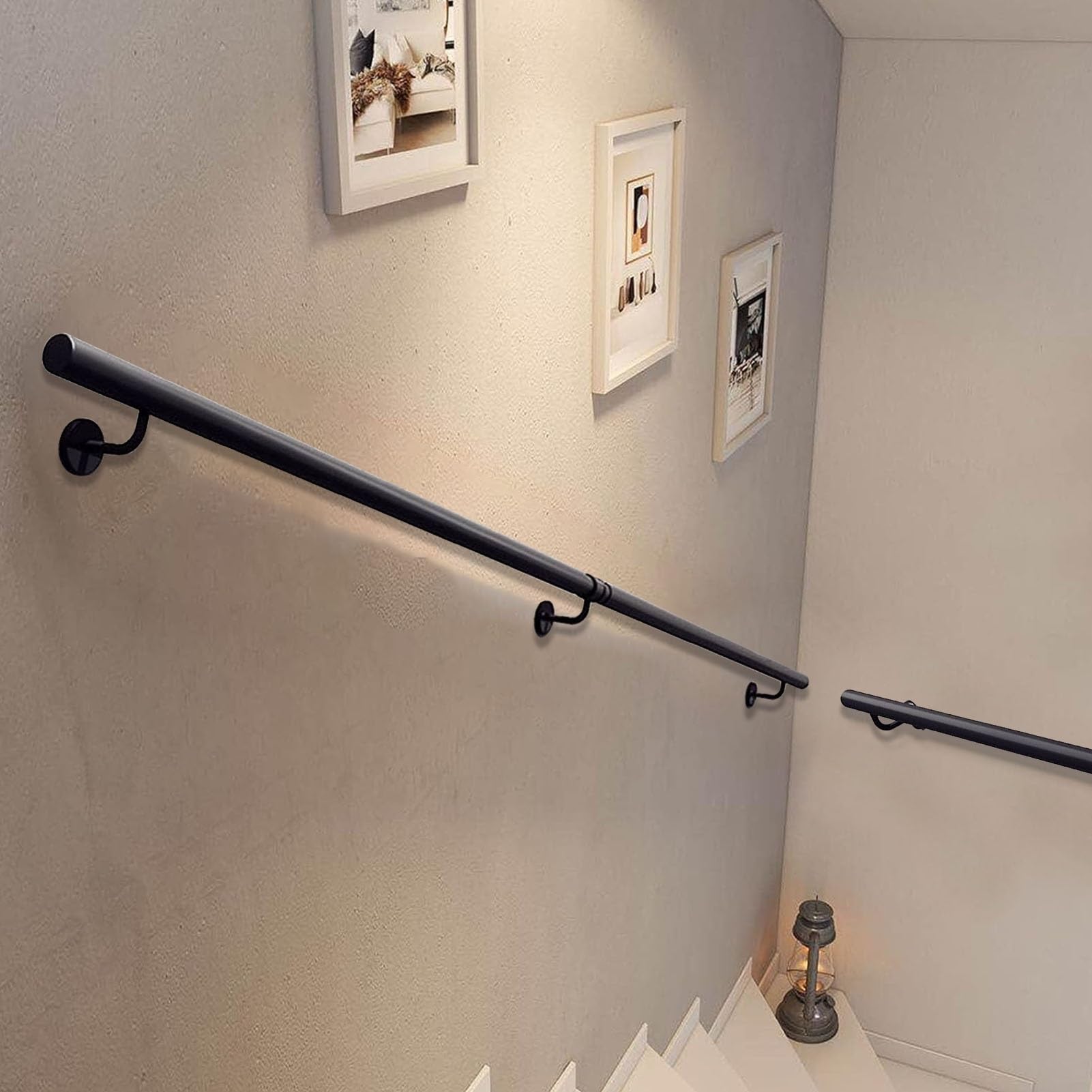 Rampe d'escalier en métal robuste au design épuré noir mat pour une finition soignée