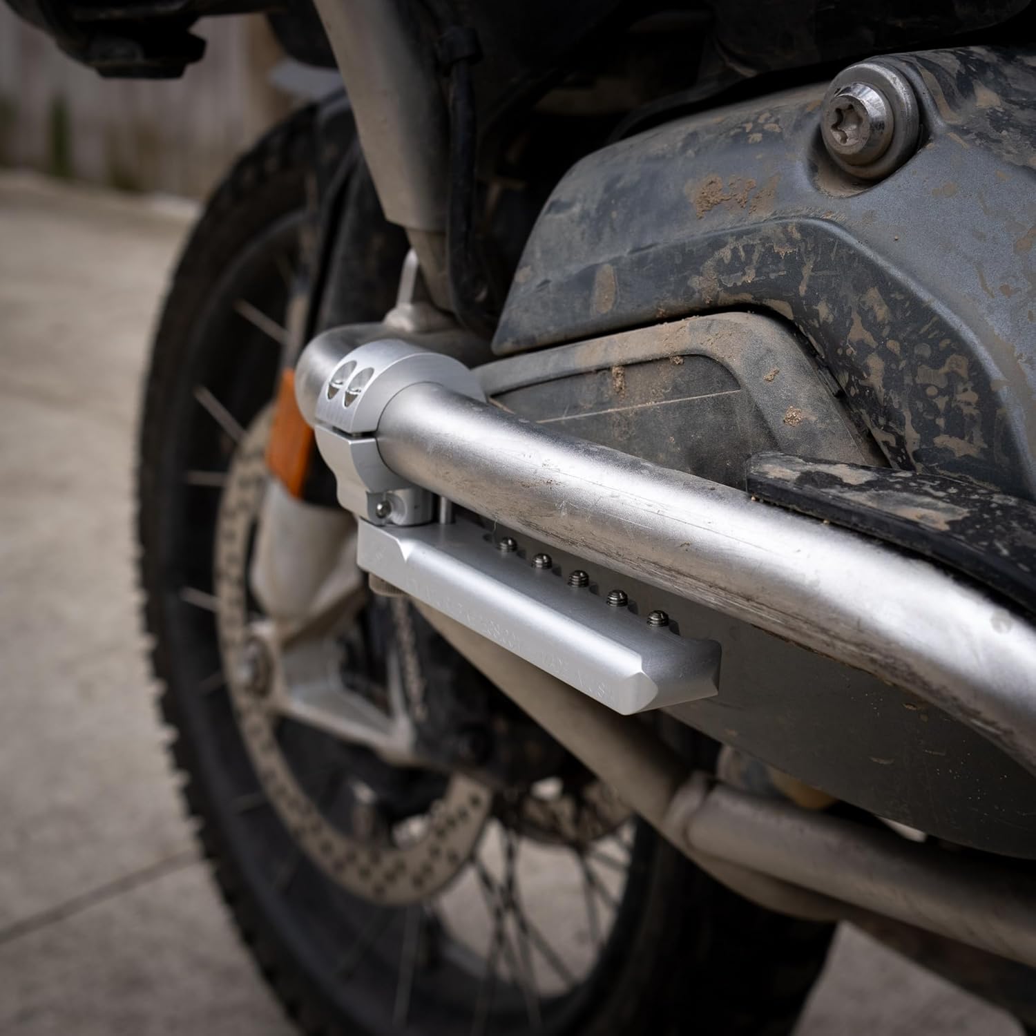 GS1 Slim Line Highway Peg Set (silver, 1" / 25.4mm collar, compatible with BMW 2013 & newer R1200GS+A & R1250GS+A OEM Crash Bar)