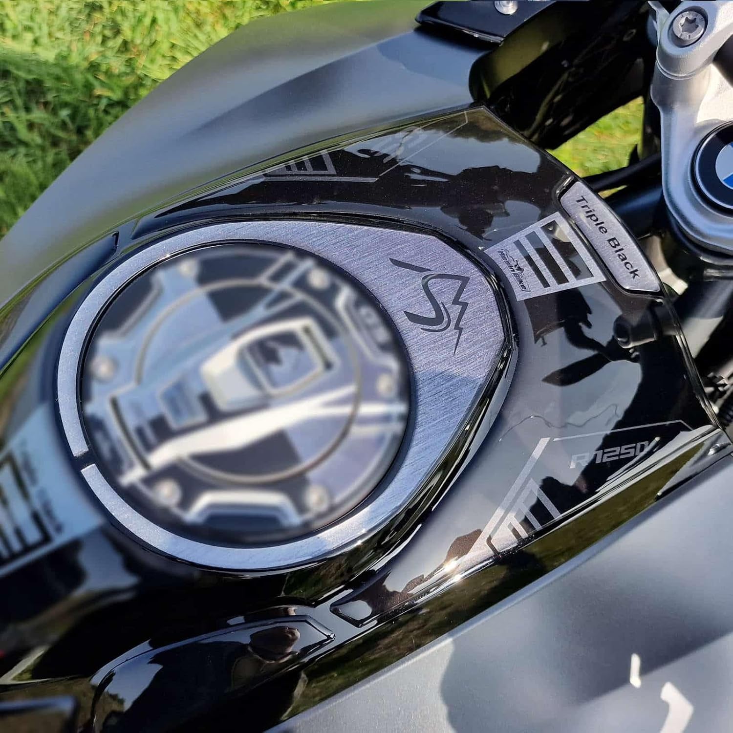 Resin Bike Naklejki Motocyklowe Kompatybilne z Bmw R 1250 GS Triple Black 2021-2024. Górna Osłona Zbiornika Korona Wlewu Paliwa na Uderzenia i Zarysowania. Naklejki Żywiczne Efekt 3D Made in Italy
