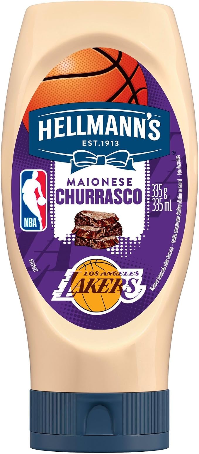 Vista frontal inclinada do frasco de Maionese Hellmann's Sabor Churrasco, destacando a embalagem de 335g e 335ml com o design da NBA e Los Angeles Lakers em fundo roxo e laranja.