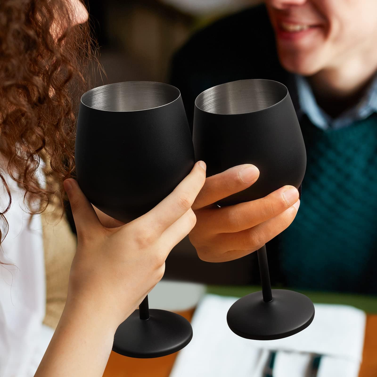 Juego de 4 Copas de Vino de Acero Inoxidable (550 ml/18 oz, Negro Mate), Copas de Vino Tinto y Blanco Irrompible, 9 cm de Profundidad x 21 cm de Alto, para Fiestas, Aniversarios, Bodas