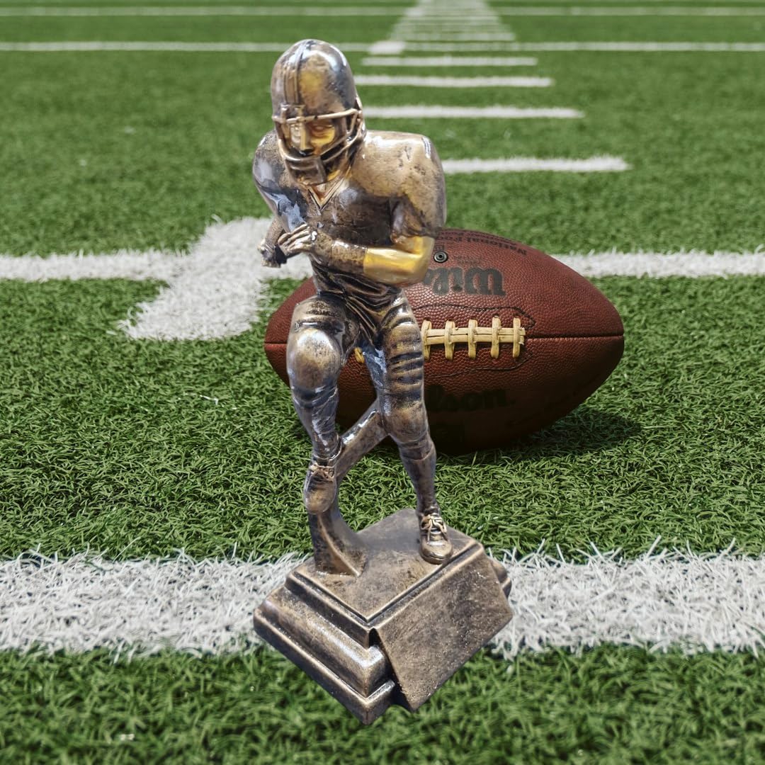 American Football Pokal 22 cm - Resin Trophäe mit Spielerfigur & Gravur | Antik-goldene Auszeichnung für Footballturniere, Teams und Ligen. Robuste Qualität mit Spieler in Action und Gravurschild