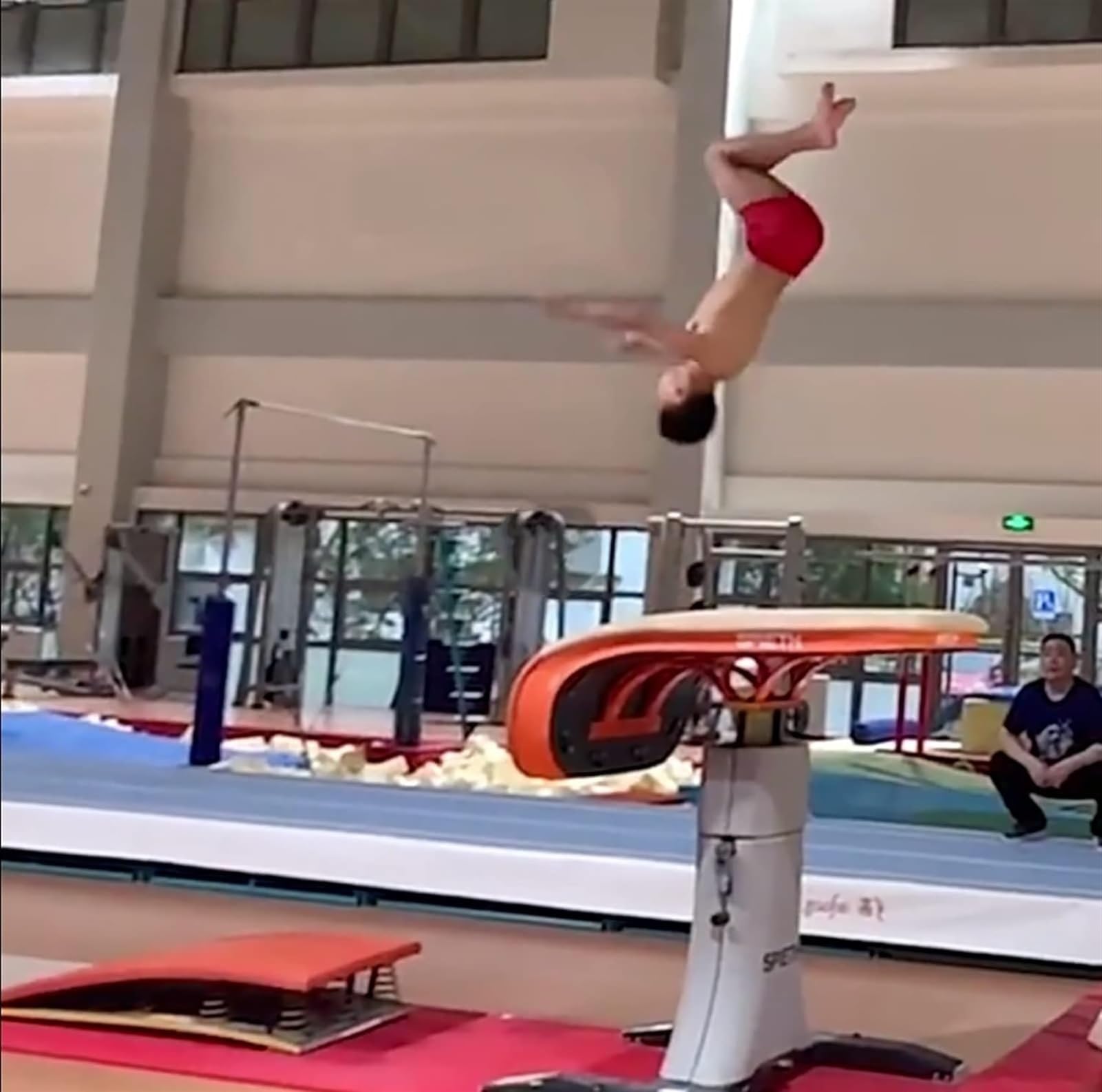 Przenośna zakrzywiona trampolina gimnastyczna, sklepienie z 6 sprężynami, wyposażenie skarbca, do szkoły, domowa siłownia, bar (Red 120x60cm)