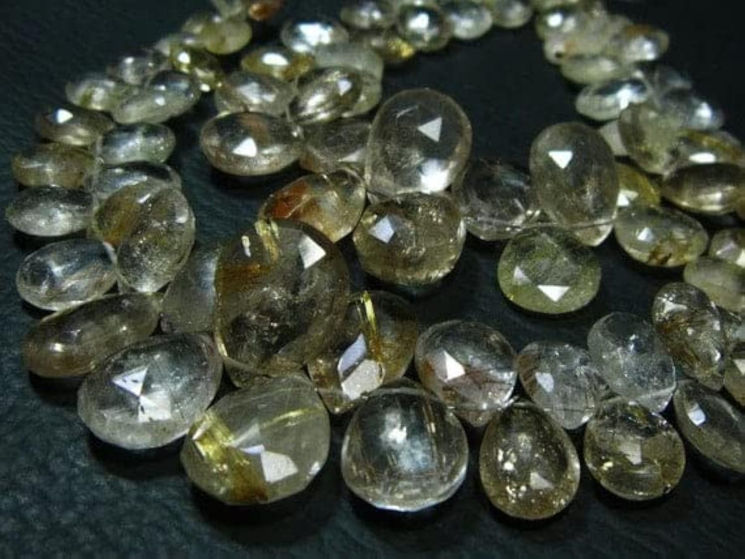 Quartz rutilé doré AA en perles poires facettées pour création de bijoux uniques de luxe