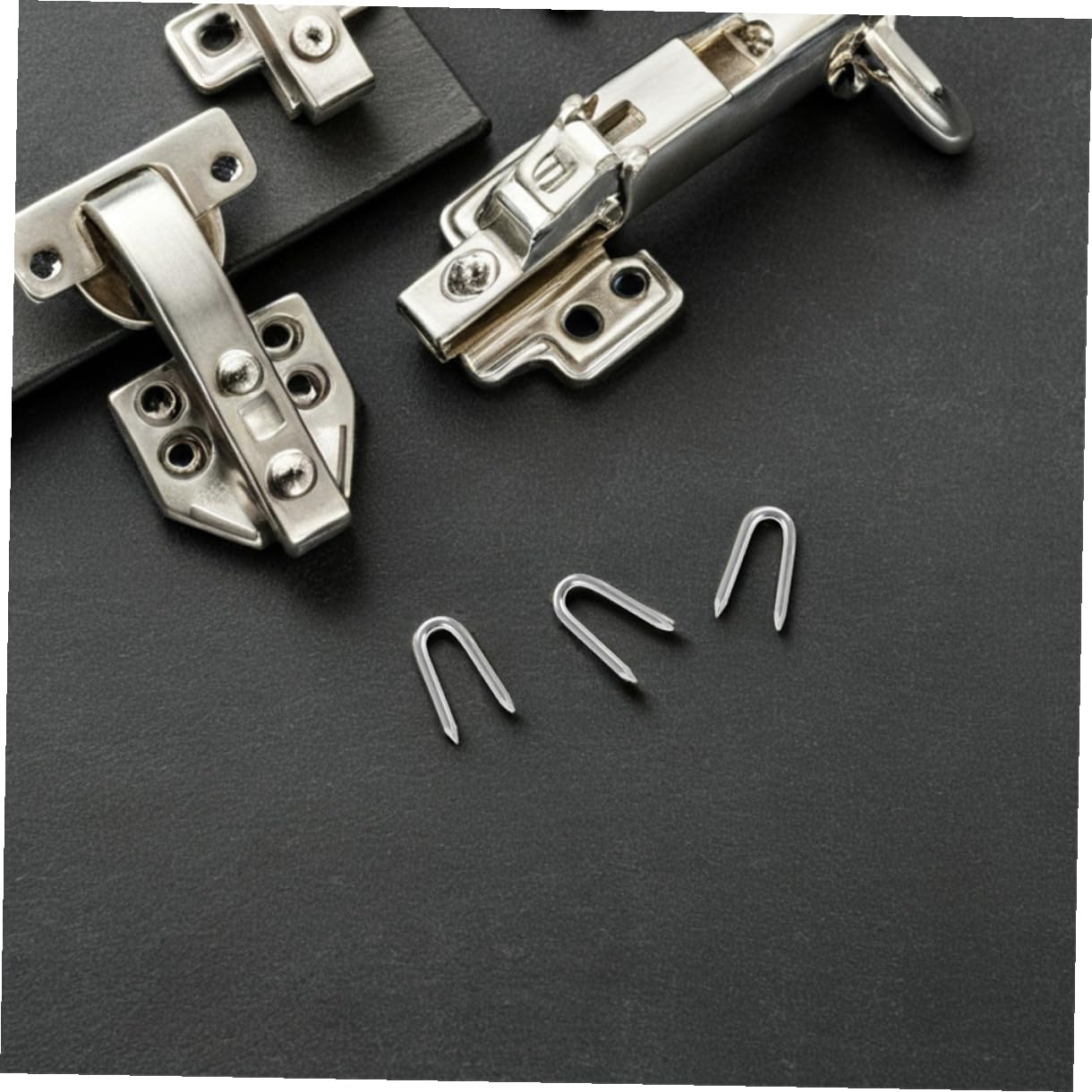 200pcs 1-inch Galvanized U-Shaped Fence Staples Metal Wire Netting Staples for Garden Fencing Wire Mesh Fasteners Heavy Duty Fence Fixer