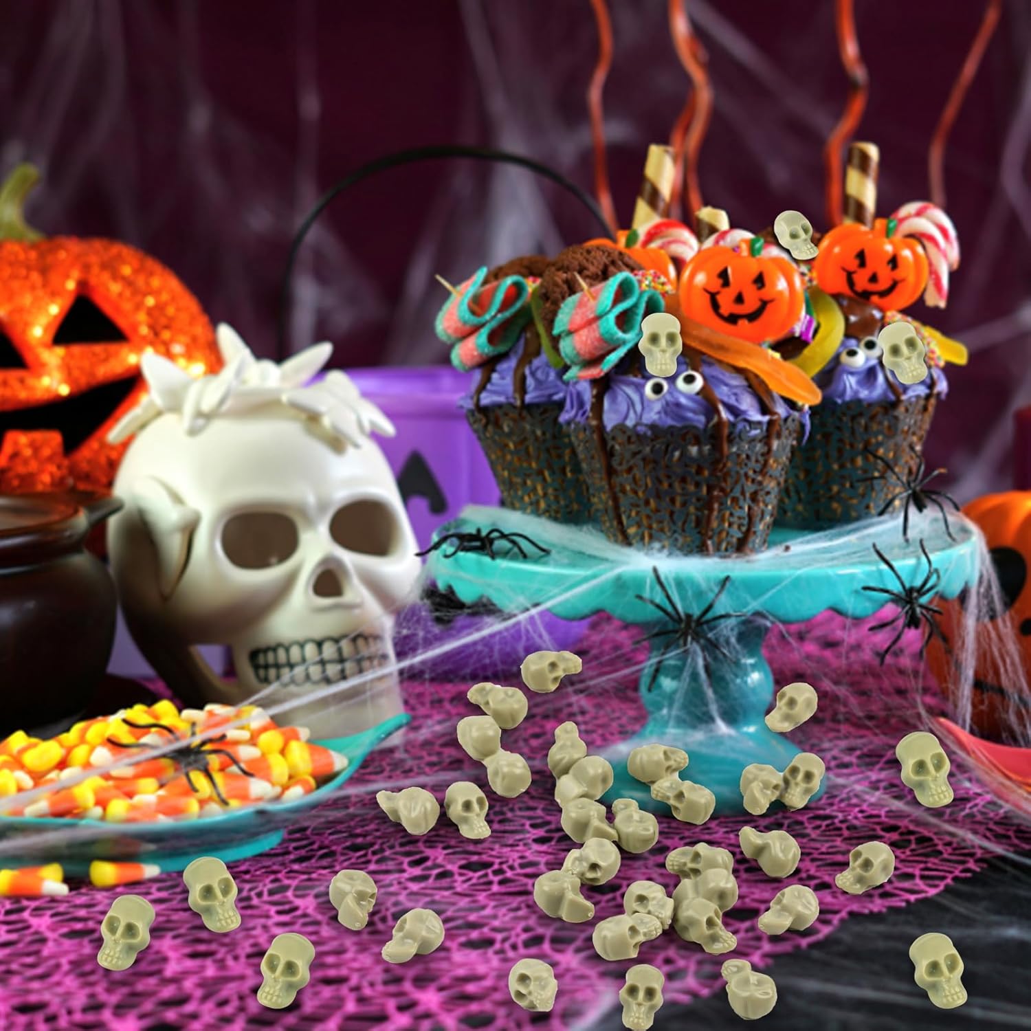 KIMOBER 100PCS Mini Skulls Heads Miniature Figurines,Small Plastic Realistic Halloween Skeleton Skulls Head Prank Props for Party Bar Home Table Decorations