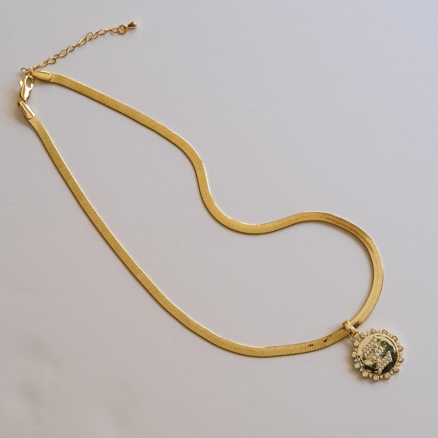 ヘリンボーン イニシャル ディスク ペンダント ネックレス 18インチ | 厚さ5mm ヘリンボーン チョーカー スパークル コイン