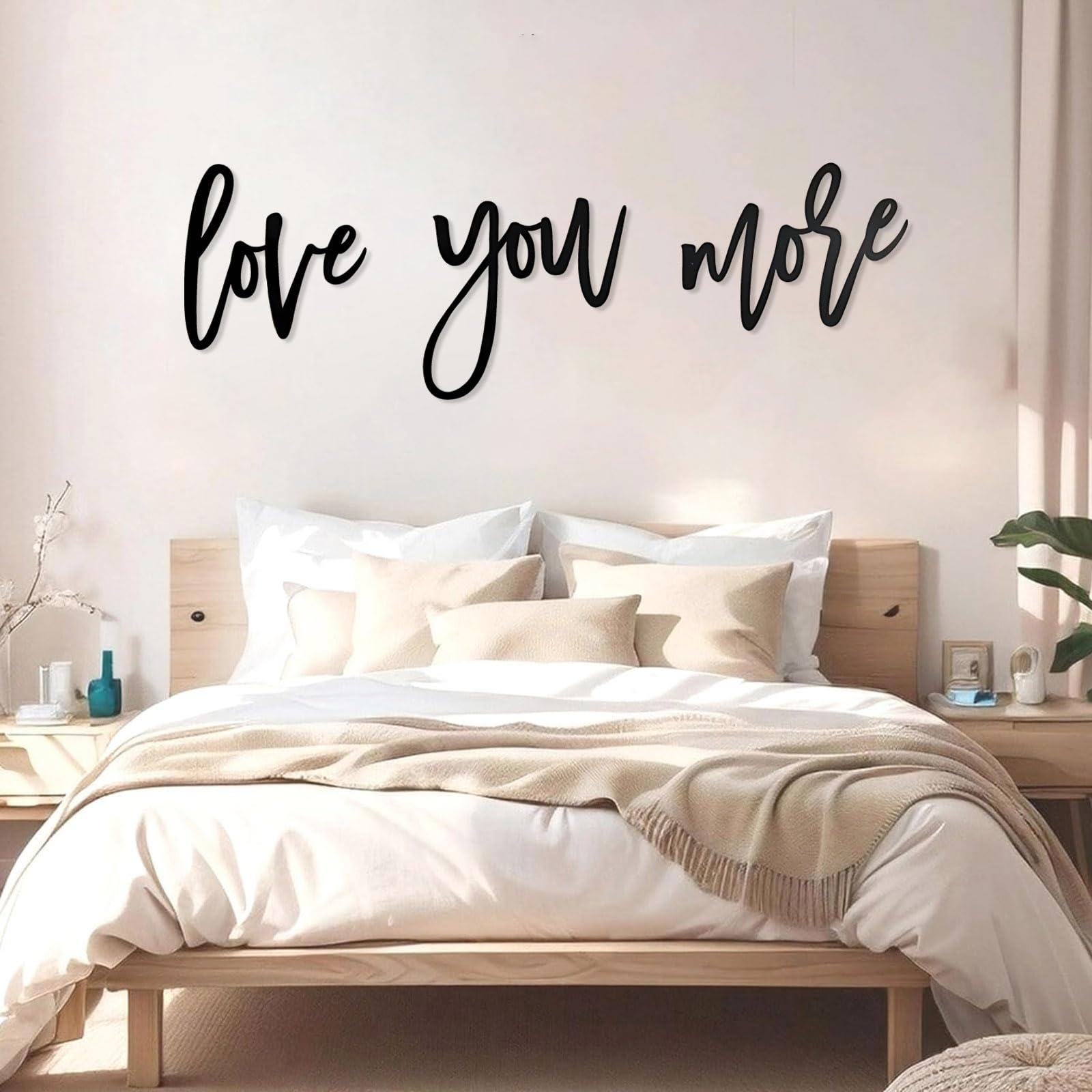 Moderne minimalistische Wanddekoration aus Metall mit dem Schriftzug „Love You More“ für Buchstaben über dem Bett, Schlafzimmer, Hochzeitsgeschenk (Gold 16"x48"|40x121cm)