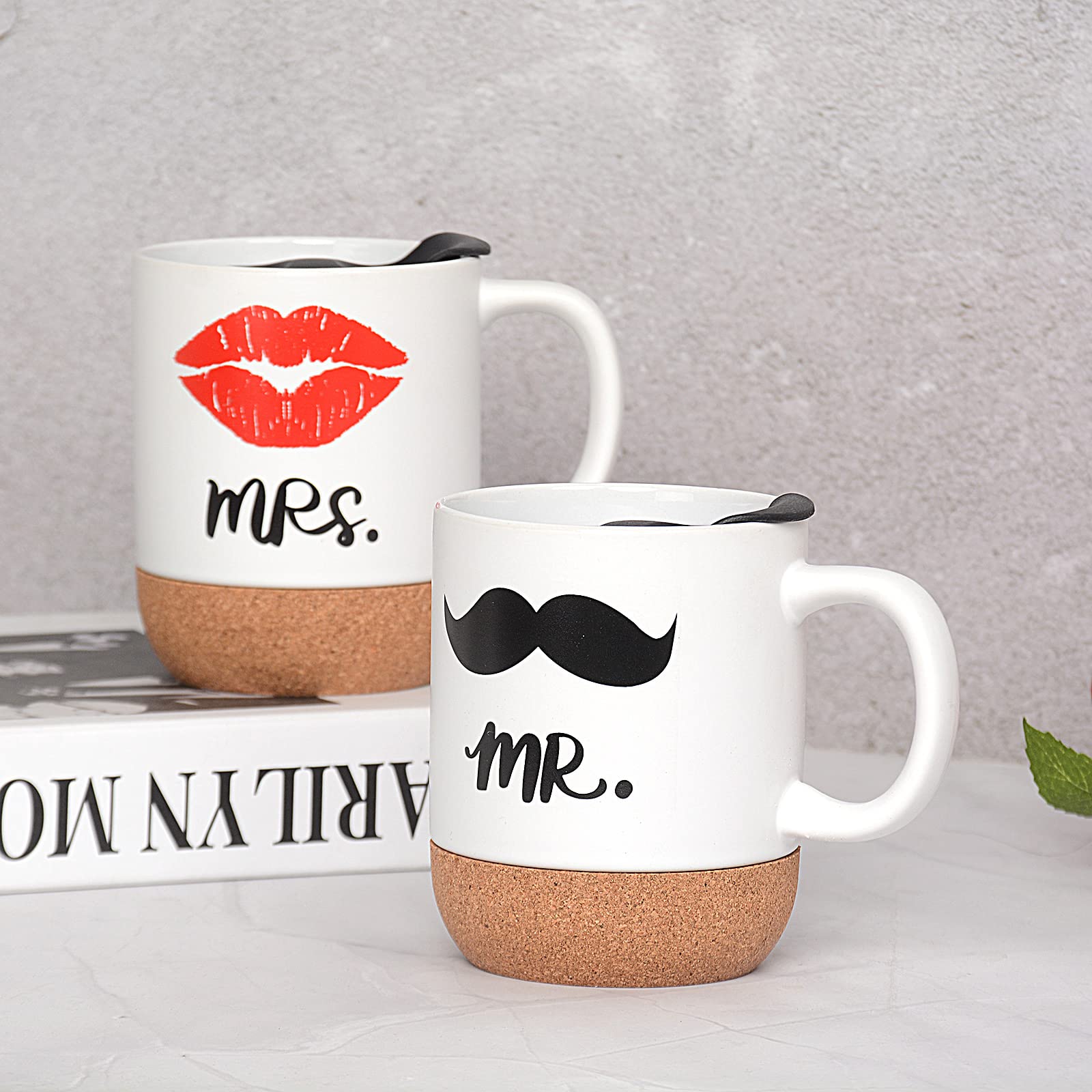 Mr and Mrs Tazze di Ceramica con Base in Sughero e coperchio, Regalo Coppie Unico per Sposa e Sposo, Regali Di Fidanzamento, Anniversario, Natale, Valentino,380 ML
