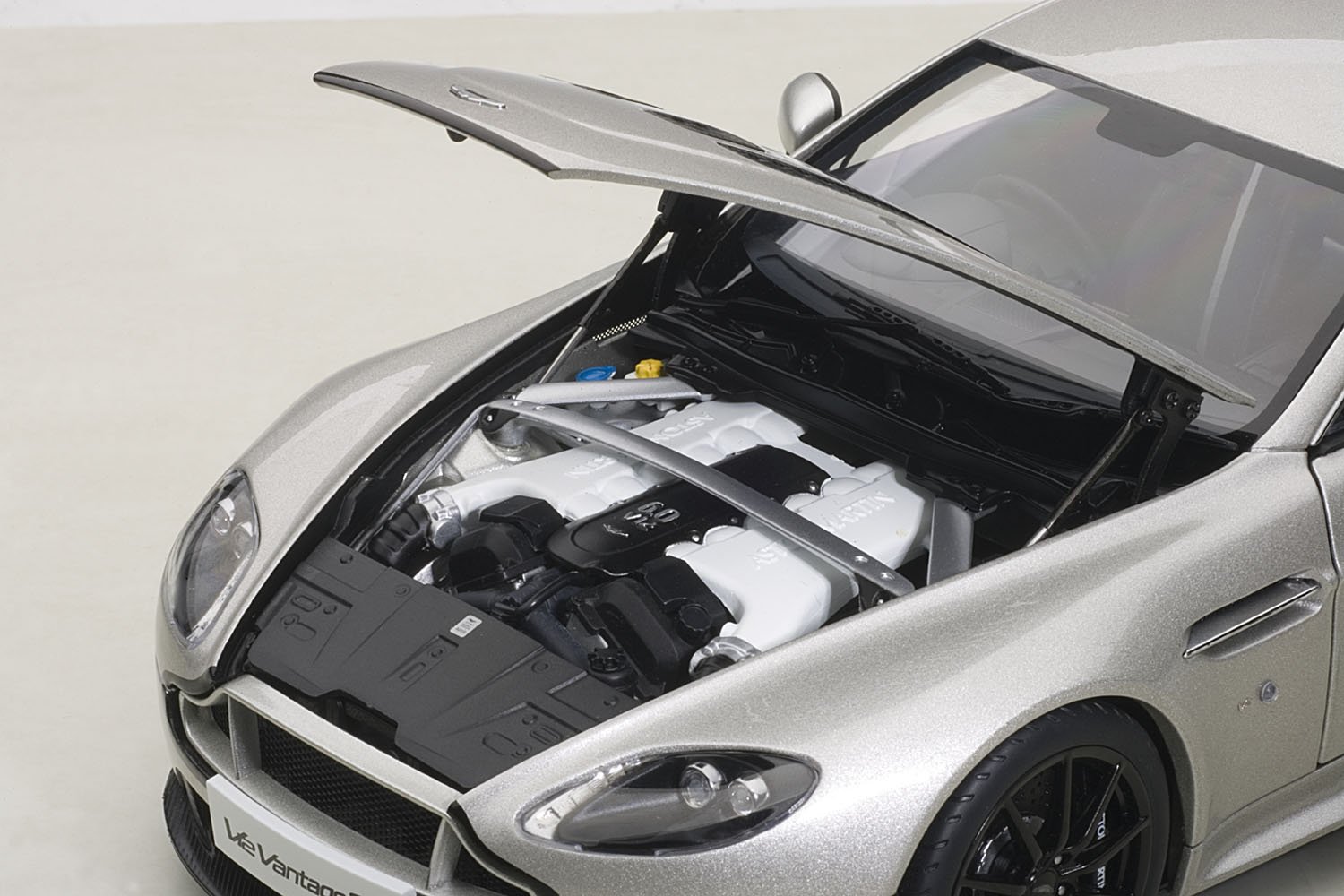 Amazon | AUTOart 1/18 アストンマーチン V12 ヴァンテージ S 2015