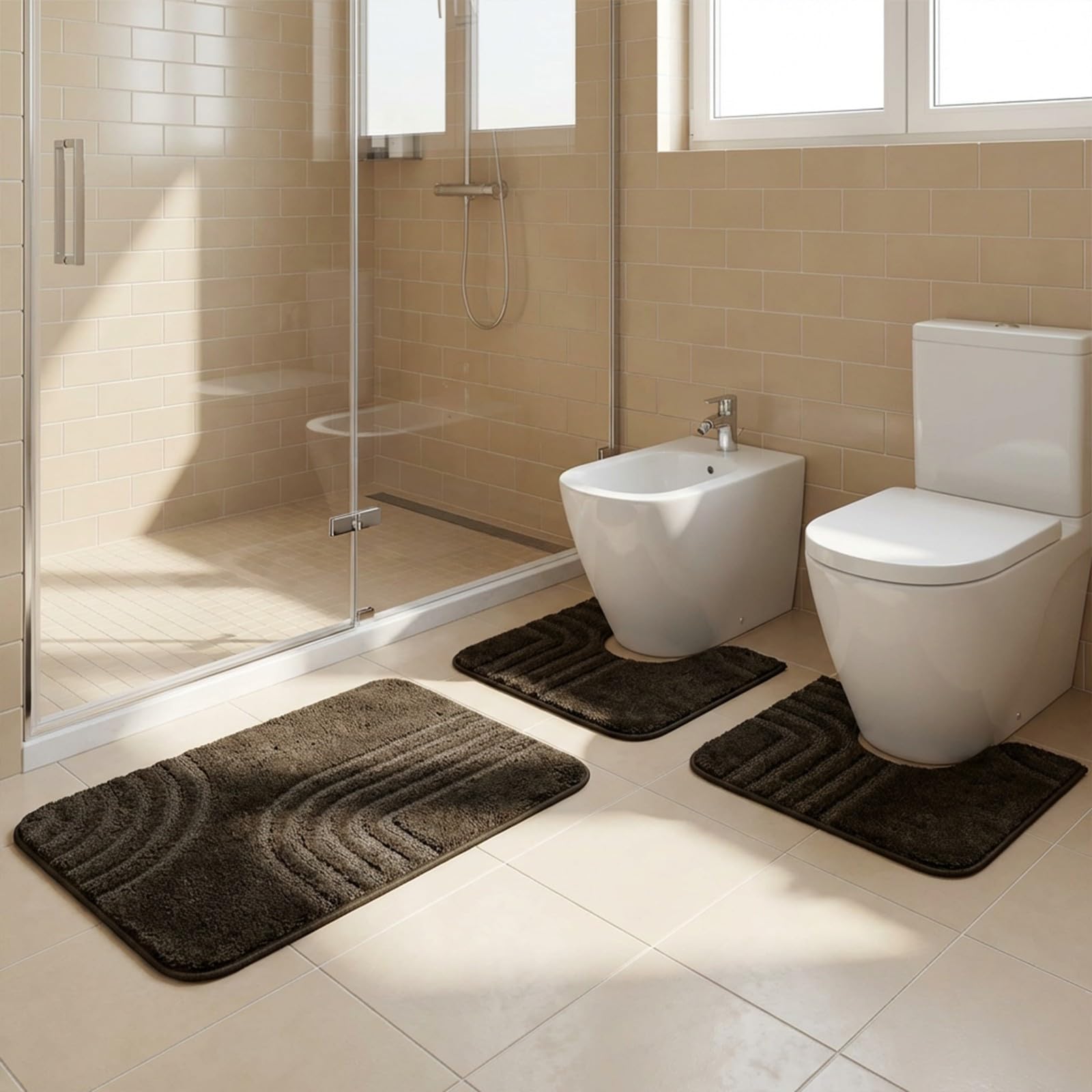 PARAMAISON Set Tappeti Bagno 3 Pezzi Antiscivolo in Polipropilene, 2 Tappeti WC 37,5x45 + 1 Tappetino 45x75 cm, Morbidi e Resistenti, Facili da Pulire, Made in Italy | Marrone