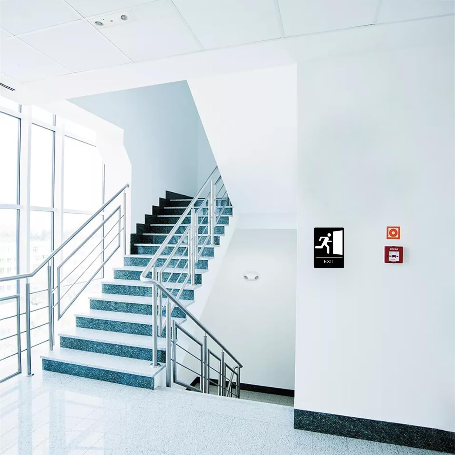 Corko Signs Braille Señal de salida para puerta o pared, ADA compatible con cinta adhesiva de doble cara 3M para asegurar perfectamente en menos de un minuto