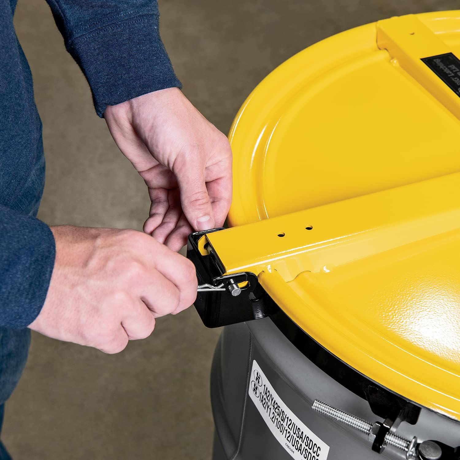 New Pig Latching Drum Lid | For 55 Gal Steel Drums | One-Hand Latch | Bolt-Ring | Locking Lid | Yellow | DRM659-YW: Drum And Pail Lids: Industrial & Scientific