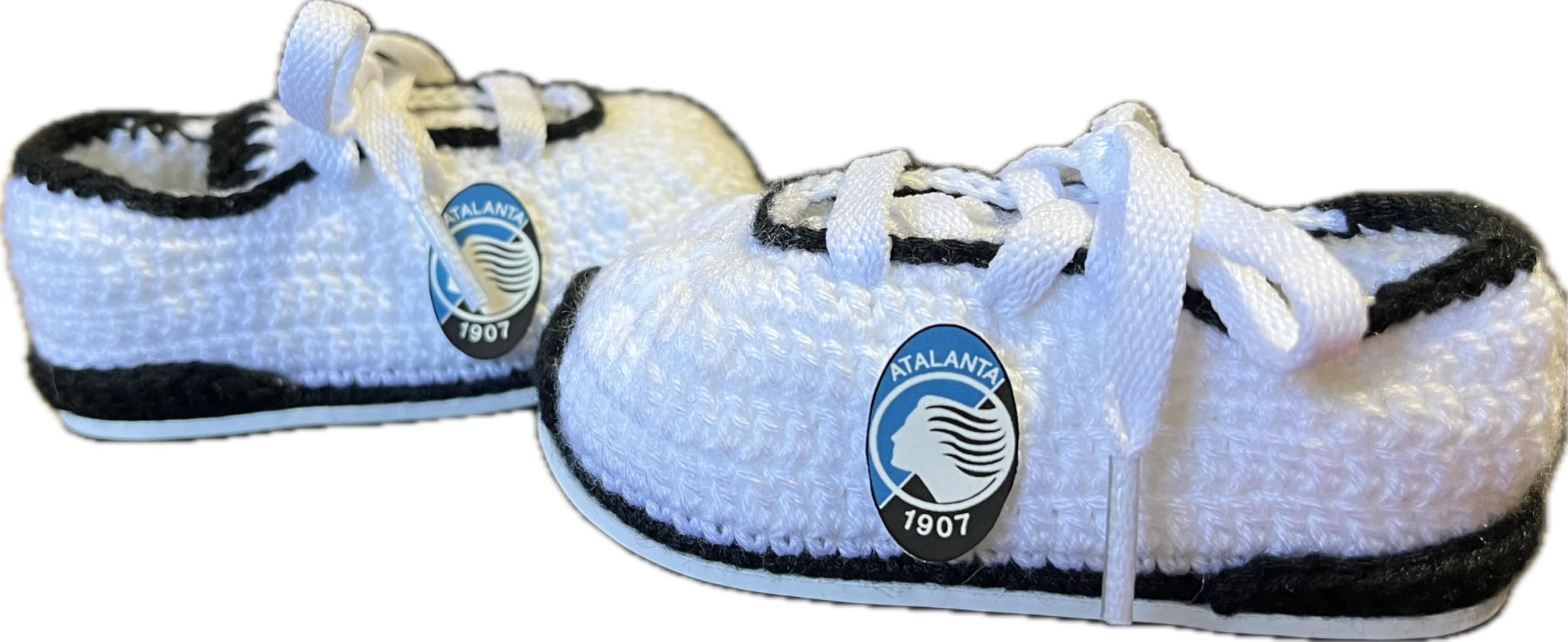 Scarpini da calcio del Atalanta realizzati all'uncinetto per neonati. Personalizzato con lo stemma della tua squadra, disponibile nelle taglie da 0 a 12 mesi. Ti regaliamo il nome del bambino inciso
