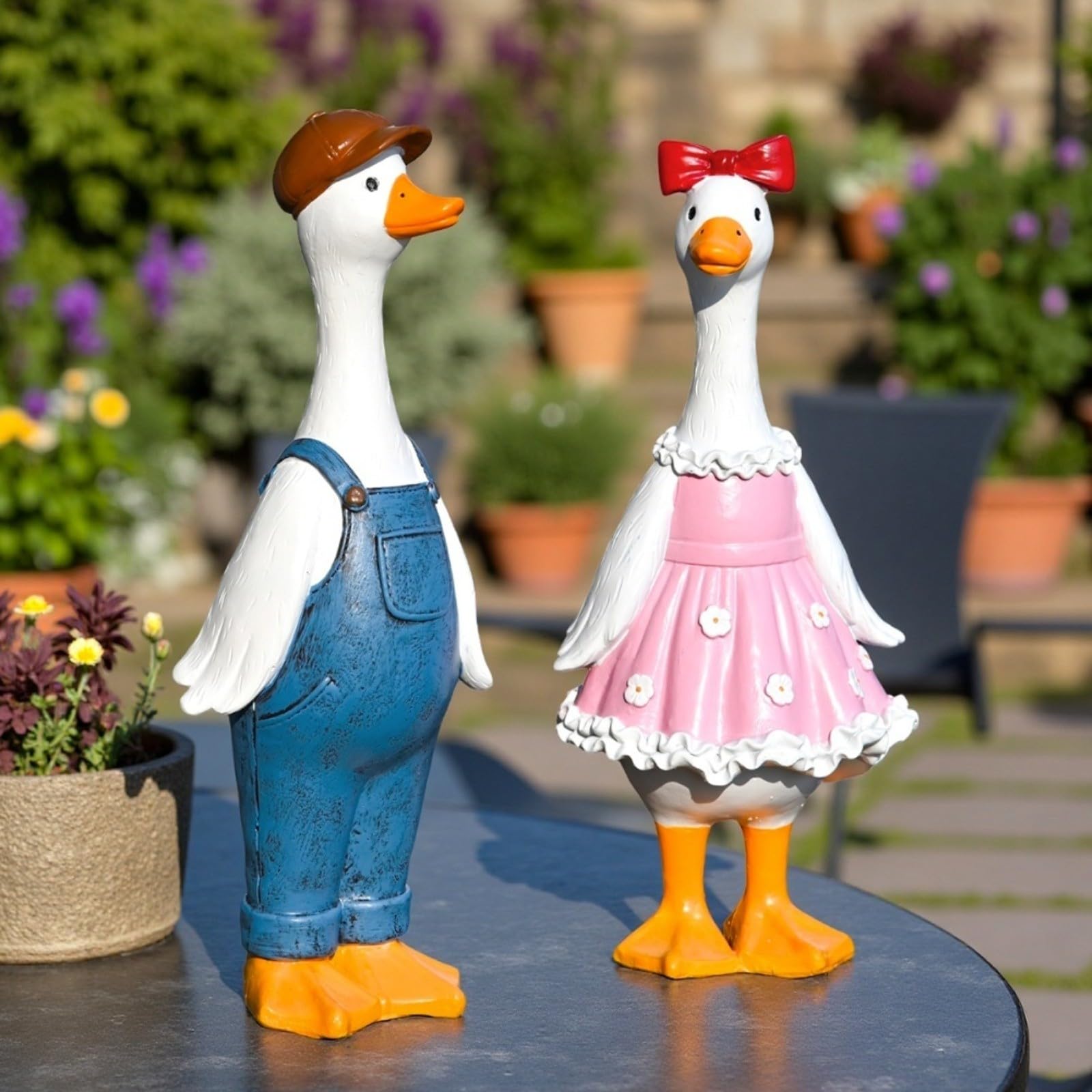 Coppia di statue da giardino a forma di anatra, set di 2, statuette in resina resistente alle intemperie da 28 cm, blu e rosa, per prato, patio e giardino esterno