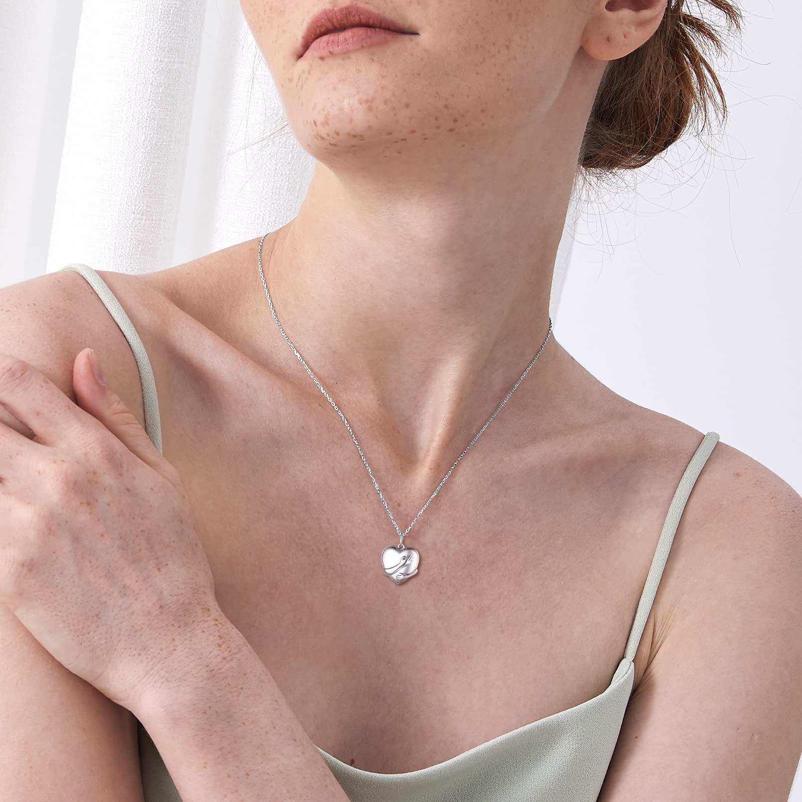 ChicSilver 925 Silber Medaillon für Damen Frauen Herzform Umarmung mit Hände Halskette mit Geschenkebox für Weihnachten Geburtstag Valentinstag