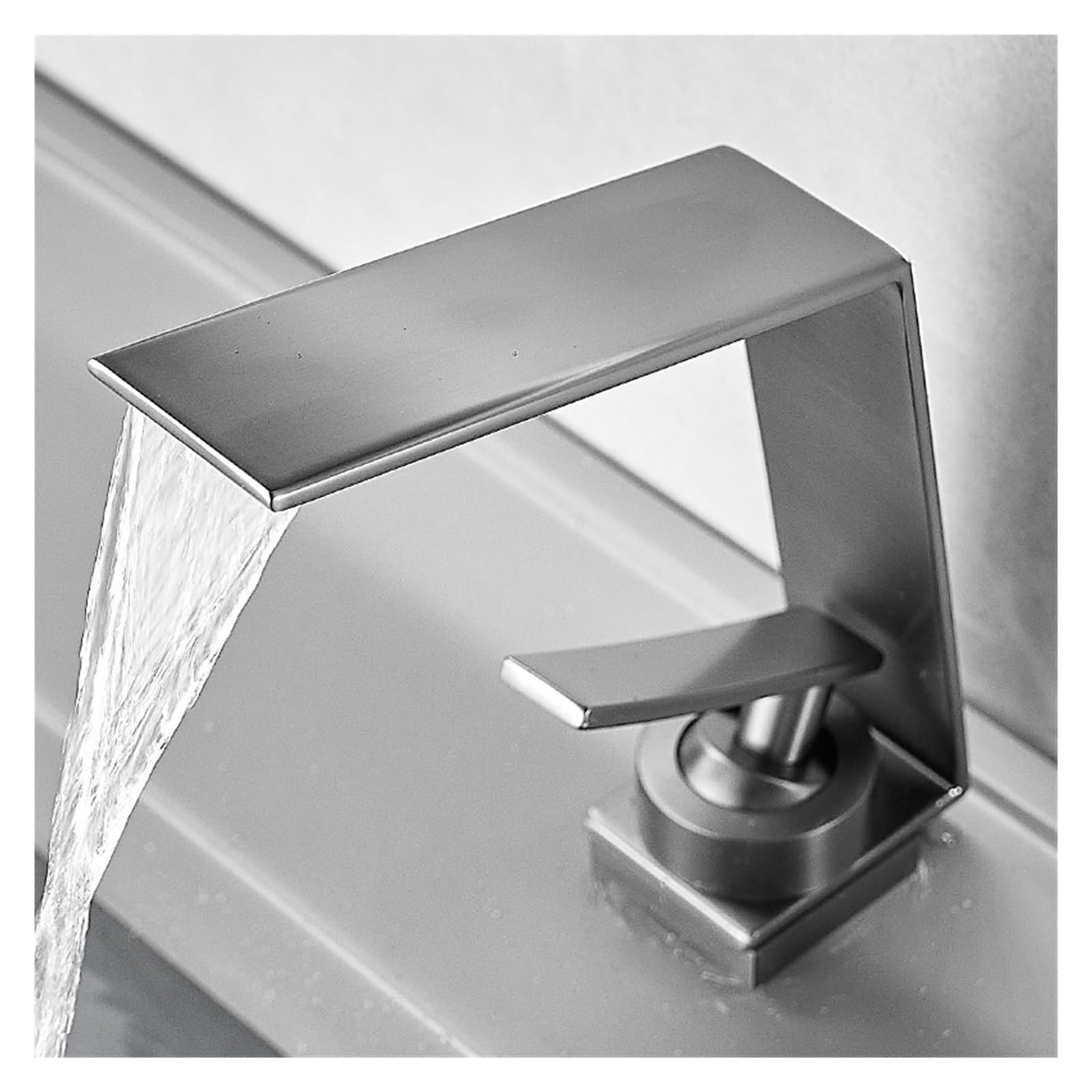 Robinet de lavabo cascade pour une salle de bains moderne et zen