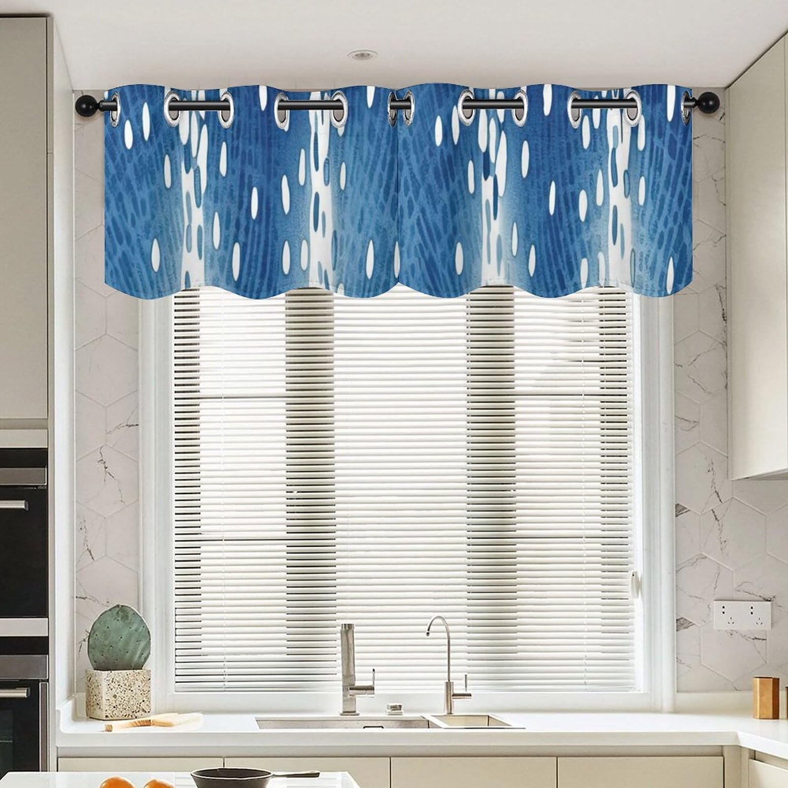 Cantonnière de cuisine bleue géométrique pour décorer un salon de style asiatique