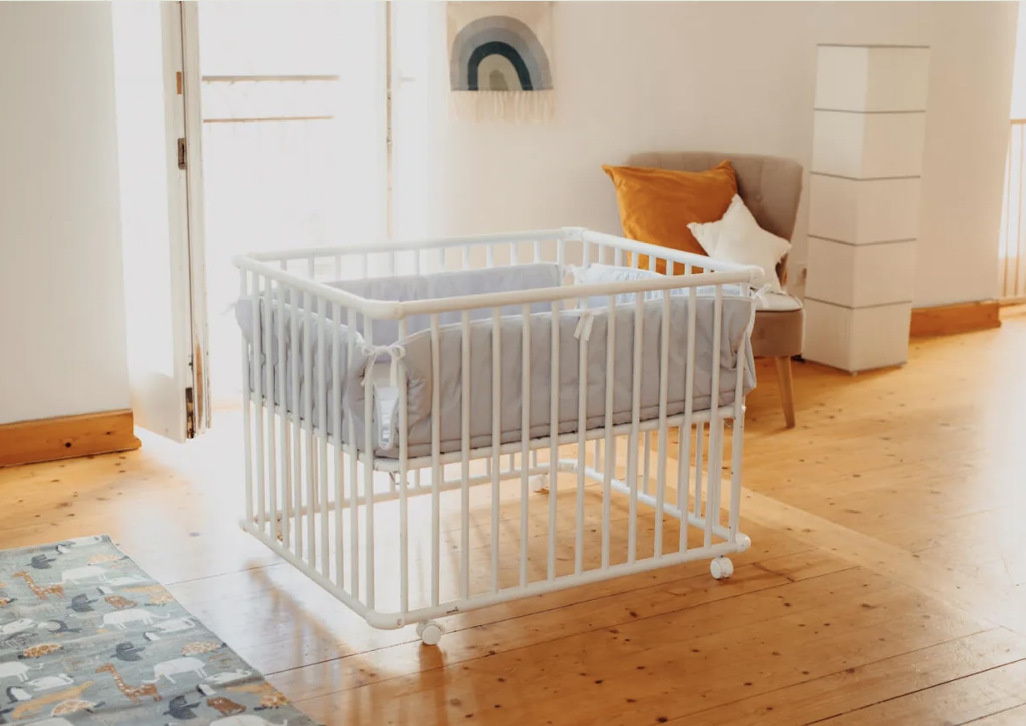 Geuther Parc Bébé en Bois Belami Plus – Hauteur Réglable – 76x97 cm – Avec Roulettes – Certifié TÜV – Idéal pour Dormir et Apprendre – Blanc