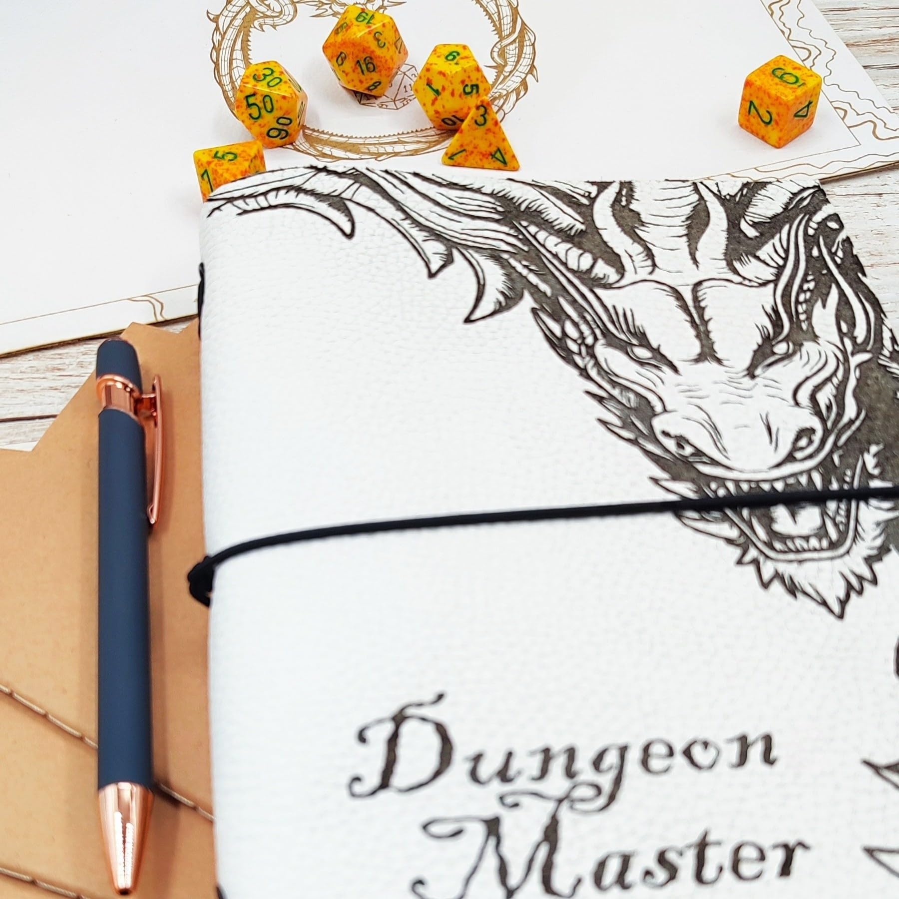 Taccuino del Dungeon Master “Two Dragons” in Vera Pelle | Ed. Limitata | Personalizzazile | Ricaricabile, A5, Stile Midori + Tappetino Dadi | Diario per Campagne D&D / GDR / RPG, Idea Regalo per DM