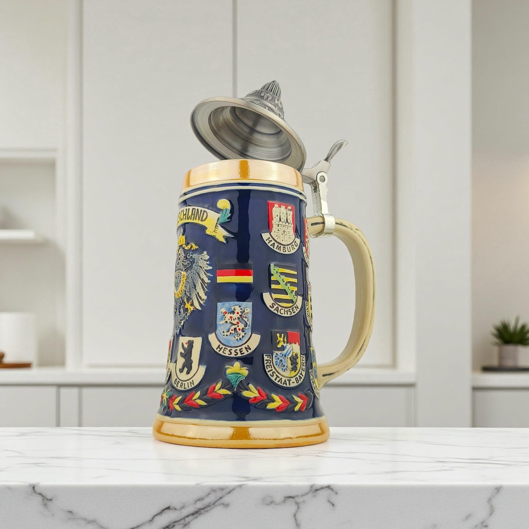 Bierkrug mit Deckel 0,7L – Steinkrug mit Deutschland-Motiv und Bundesländer-Design – Geschenkidee für Männer, Bierliebhaber & Sammler